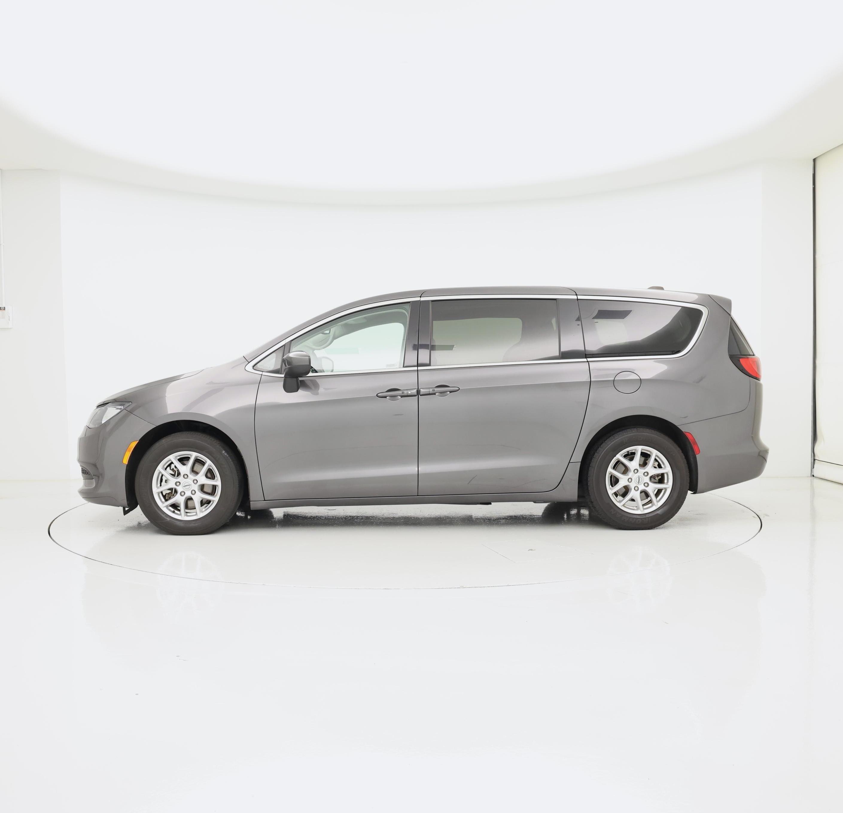Thumbnail: 2023 Chrysler Voyager - 3