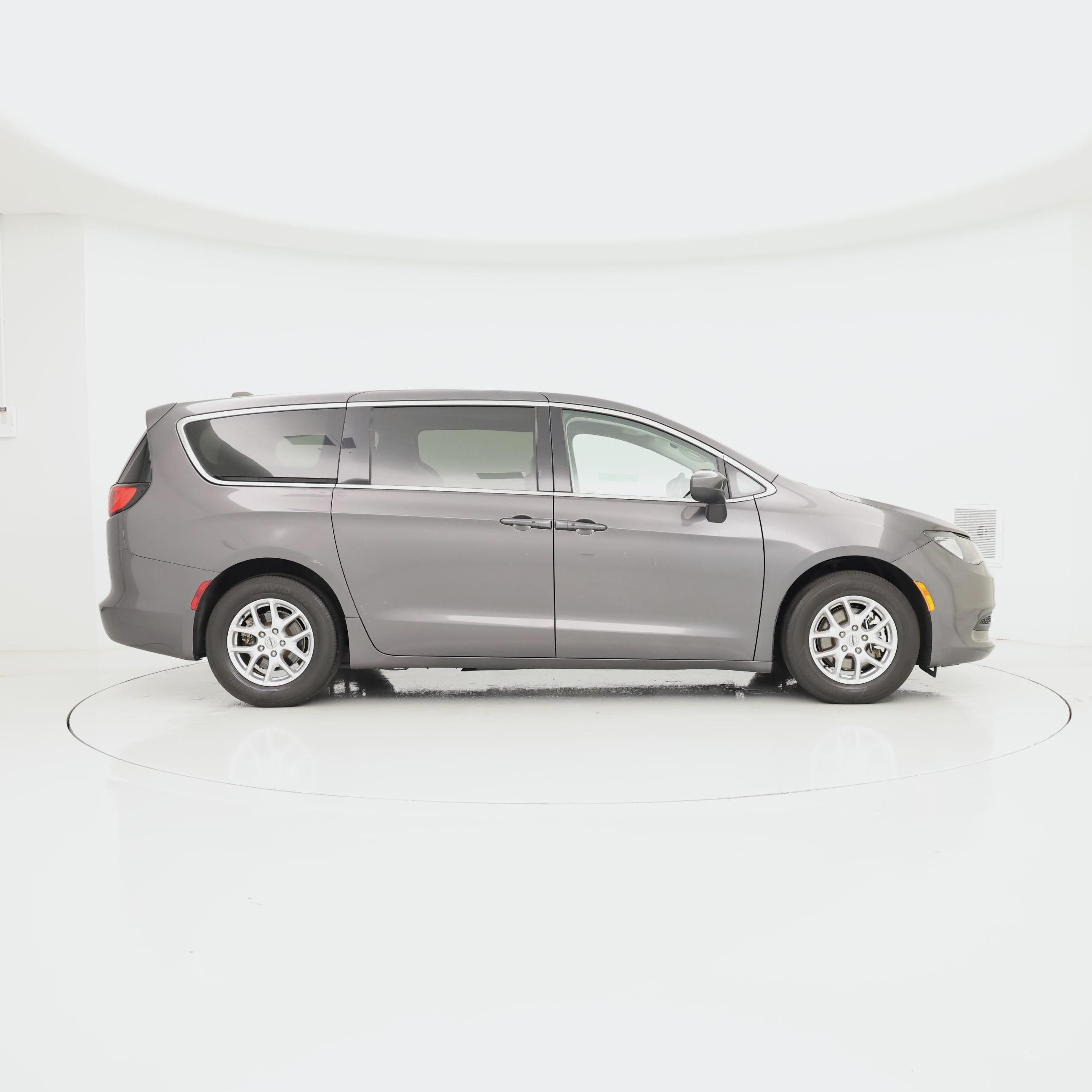 Thumbnail: 2023 Chrysler Voyager - 7