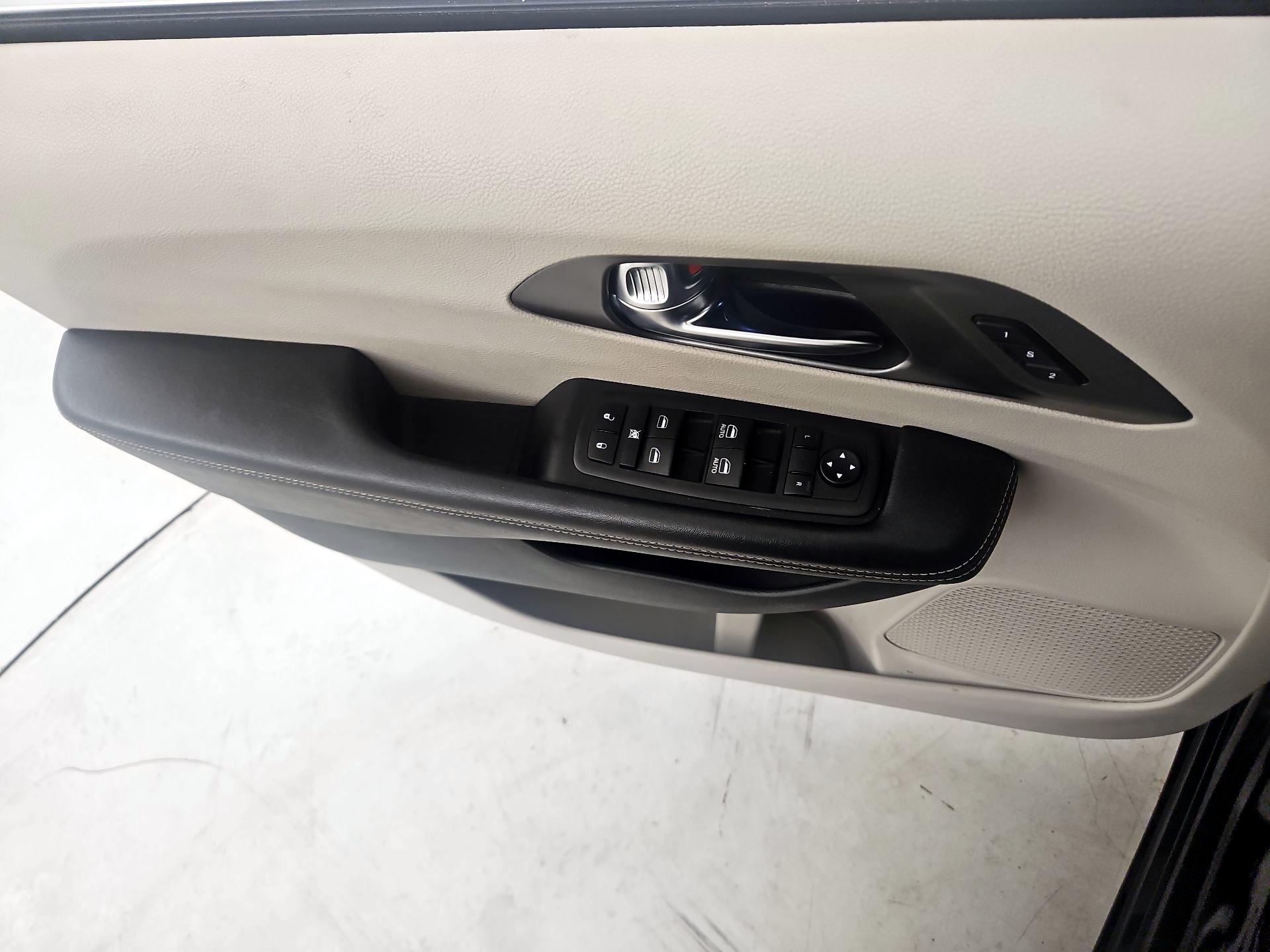 Thumbnail: 2023 Chrysler Pacifica - 12