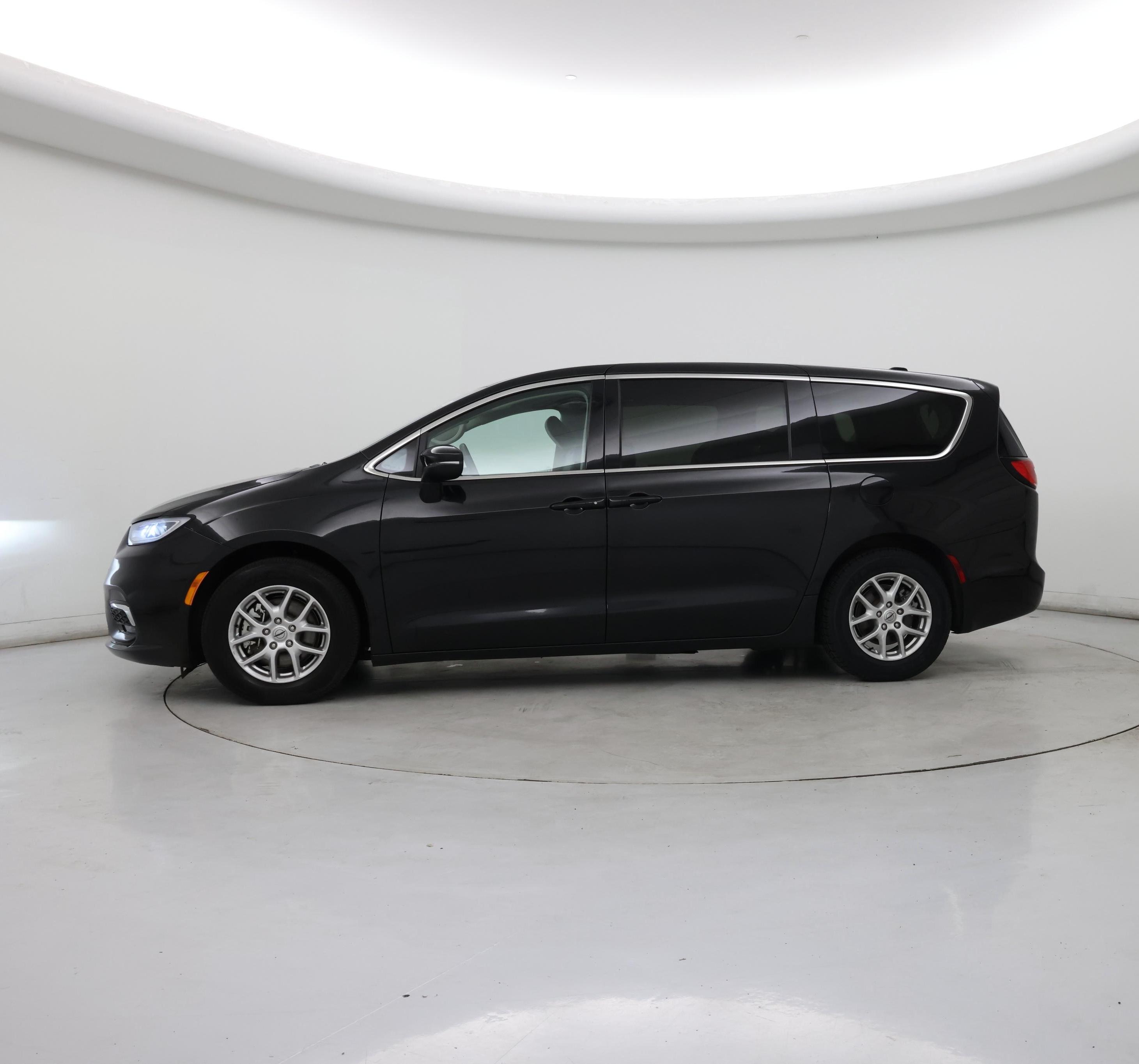 Thumbnail: 2023 Chrysler Pacifica - 3