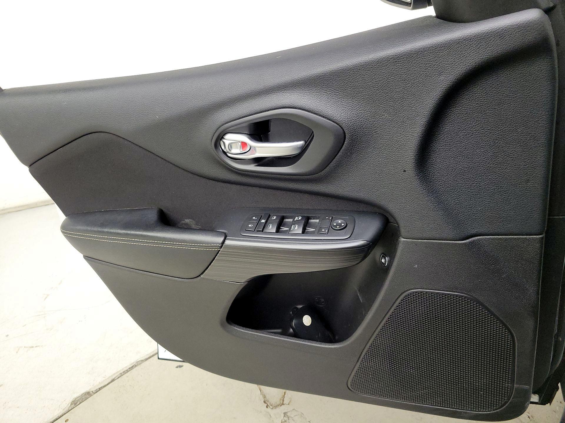 Thumbnail: 2016 Jeep Cherokee - 12