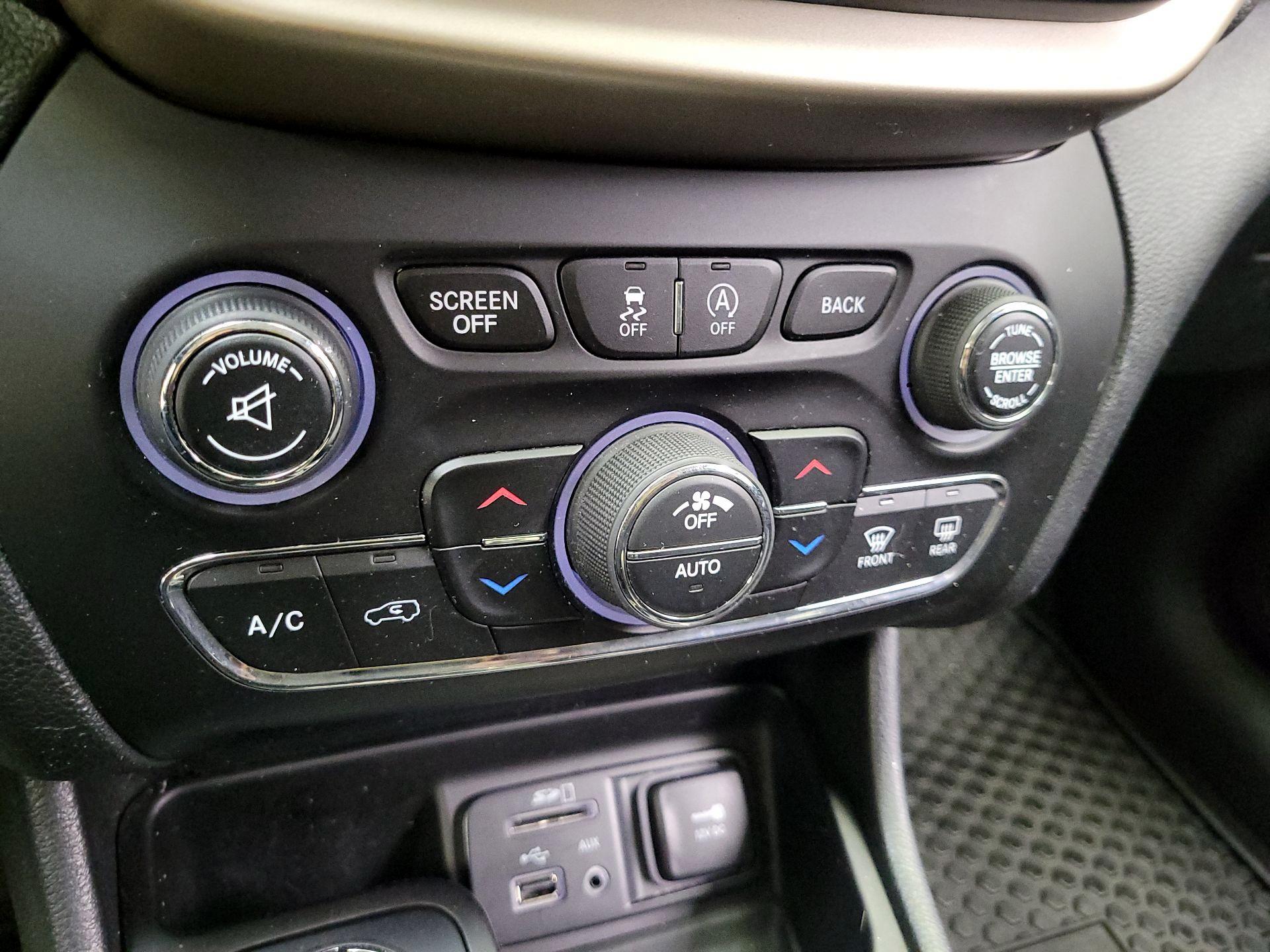 Thumbnail: 2016 Jeep Cherokee - 16