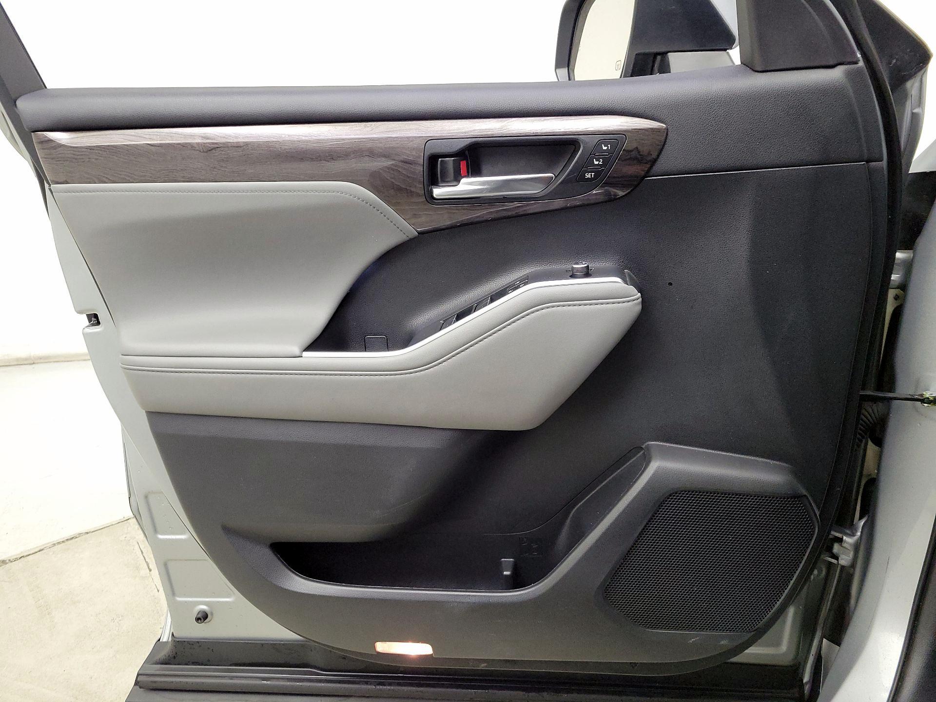 Thumbnail: 2023 Toyota Highlander - 12