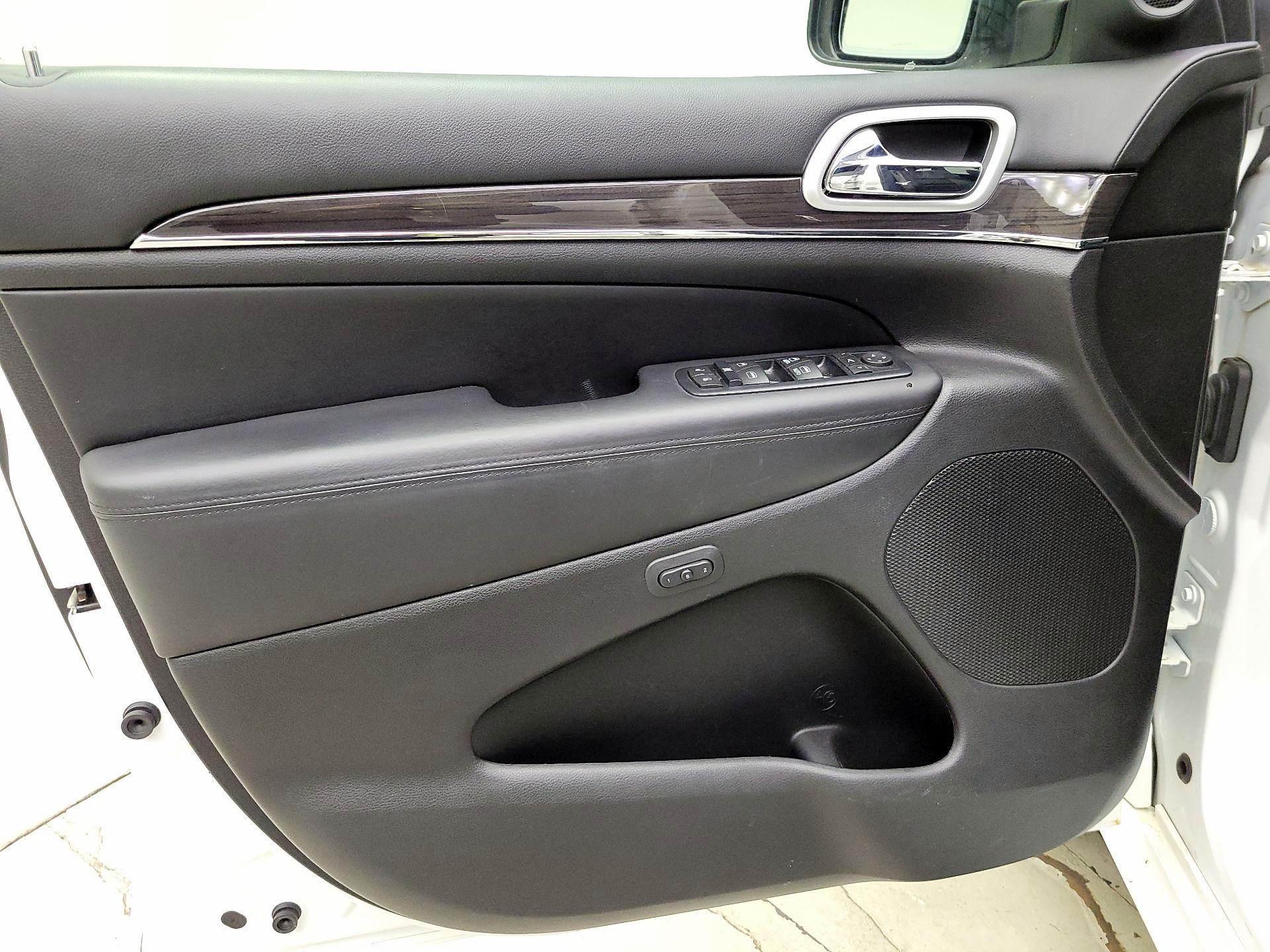 Thumbnail: 2016 Jeep Grand Cherokee - 12