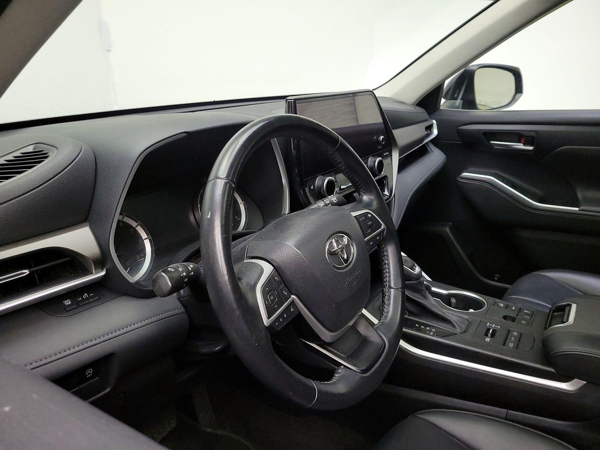 Thumbnail: 2023 Toyota Highlander - 9