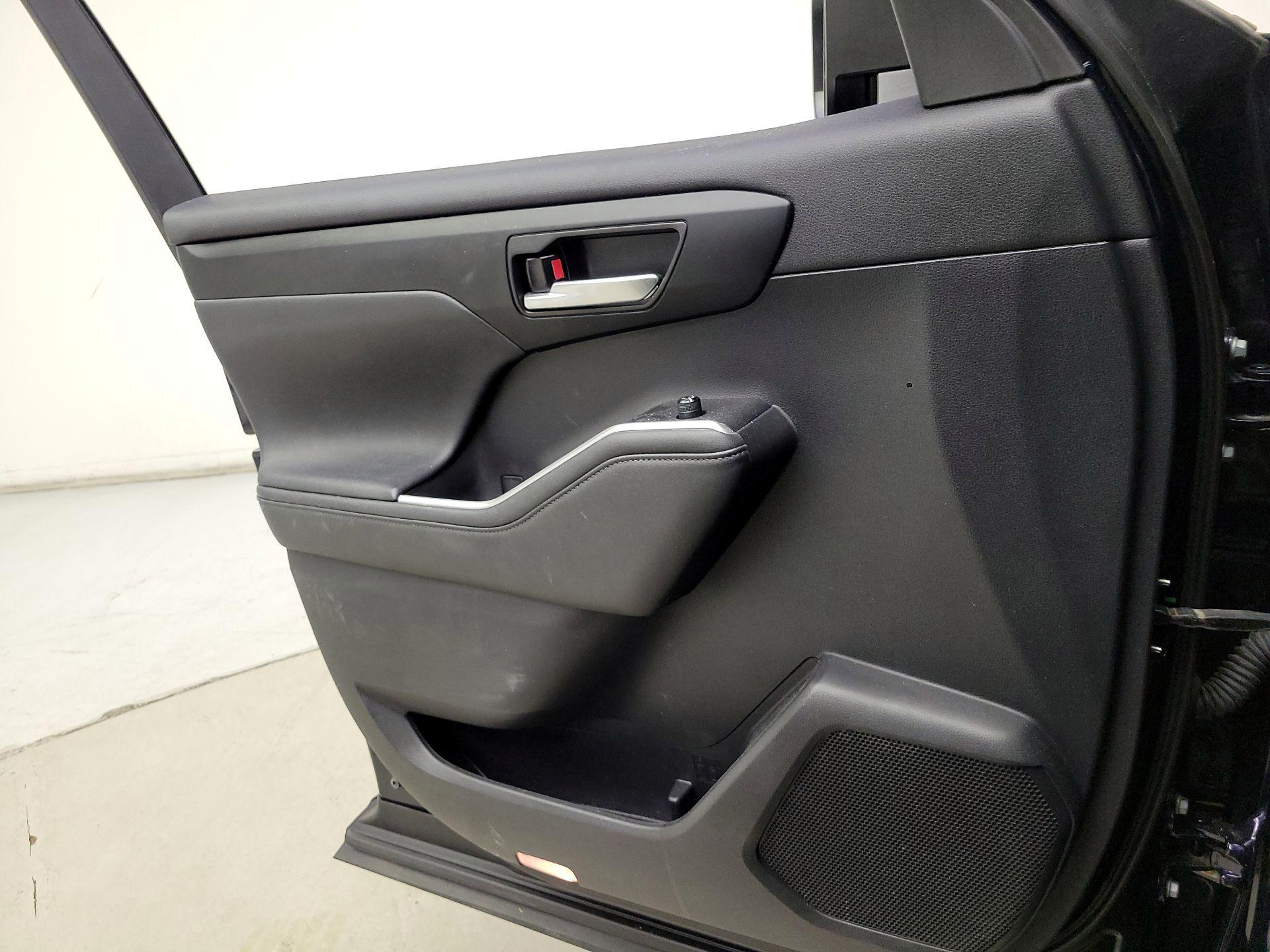 Thumbnail: 2023 Toyota Highlander - 12