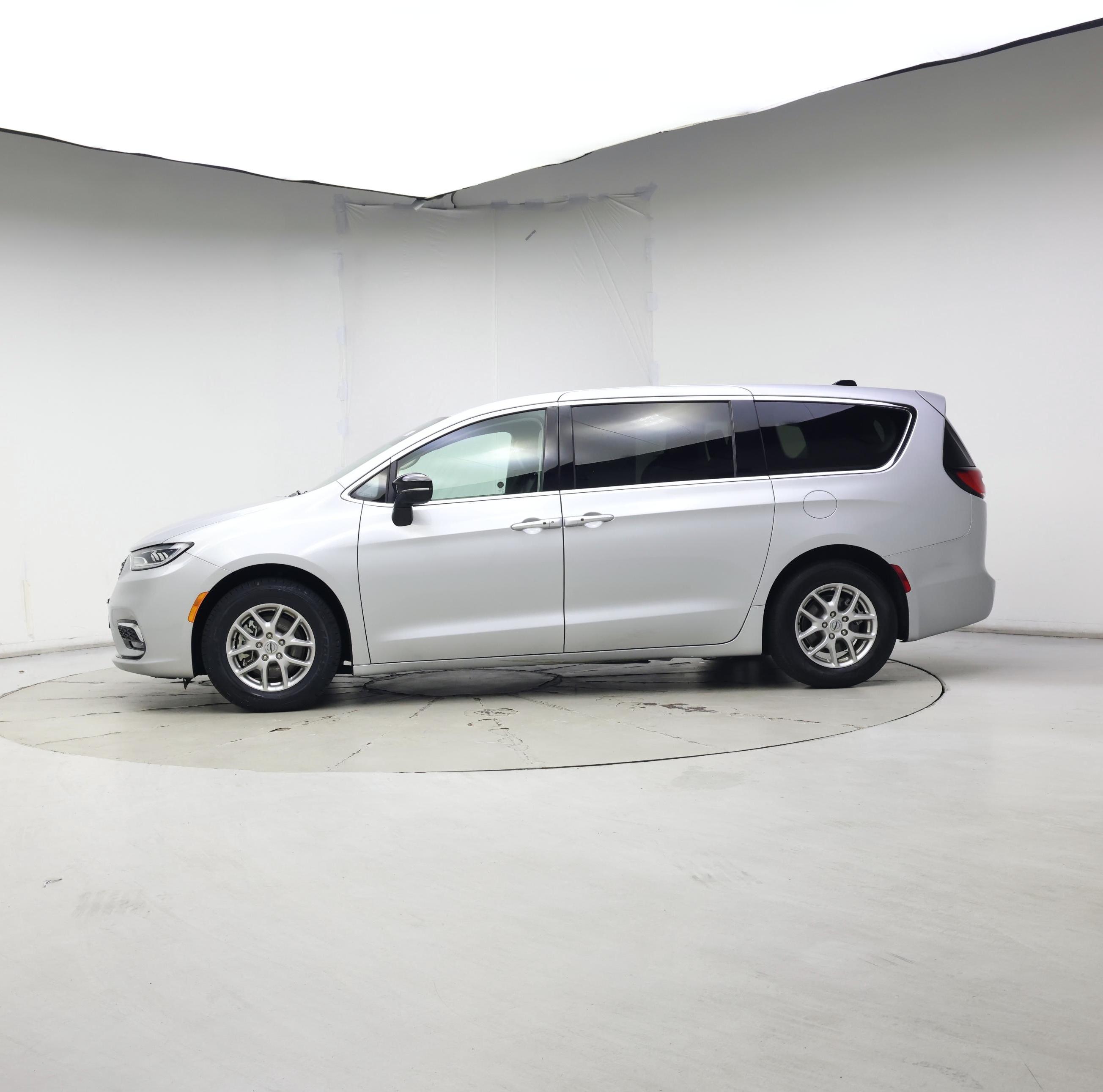 Thumbnail: 2024 Chrysler Pacifica - 3