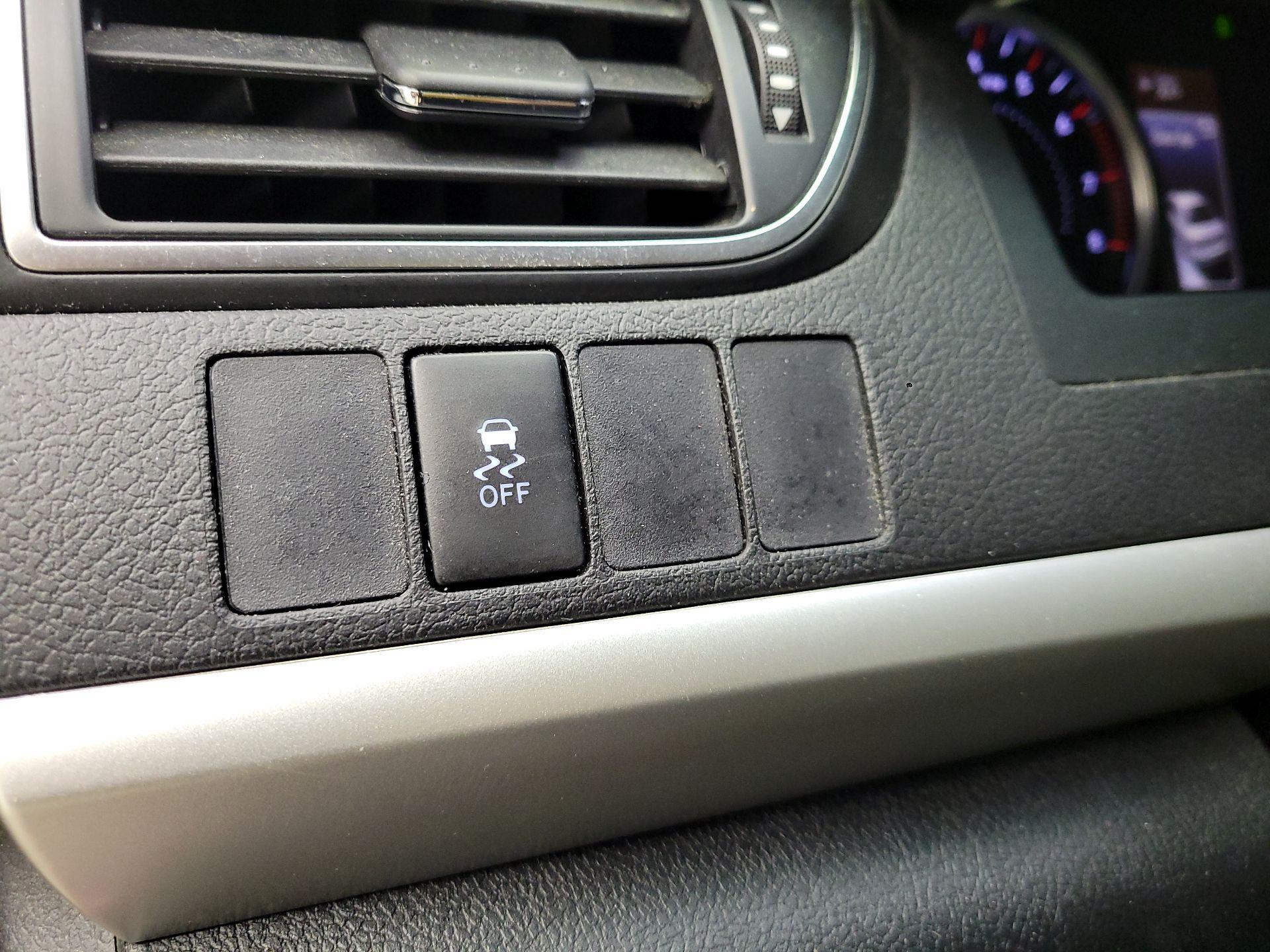 Thumbnail: 2015 Toyota Camry - 13