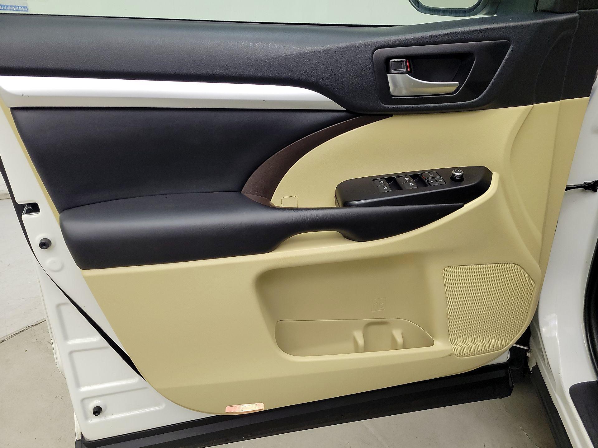 Thumbnail: 2019 Toyota Highlander - 12