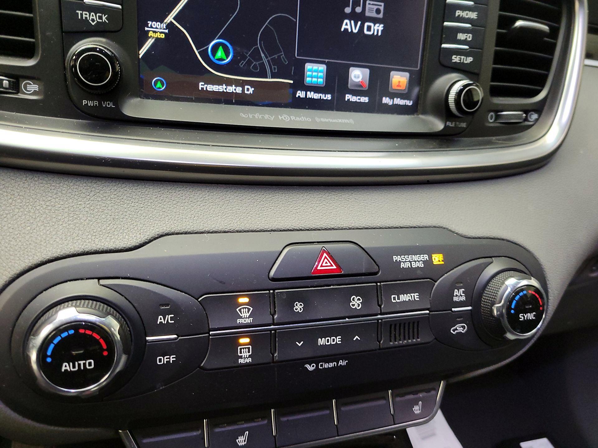 Thumbnail: 2016 Kia Sorento - 16