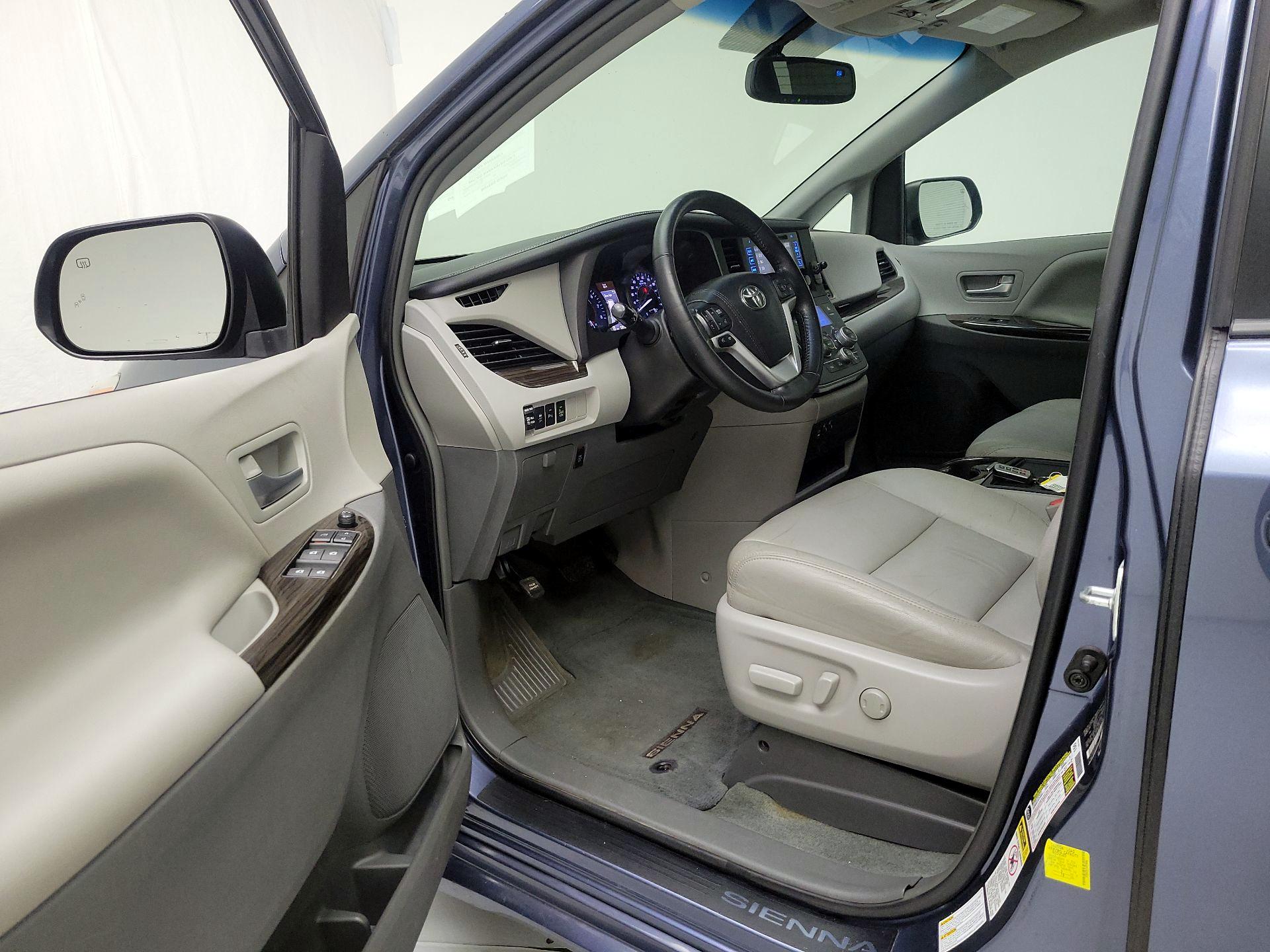 Thumbnail: 2016 Toyota Sienna - 9