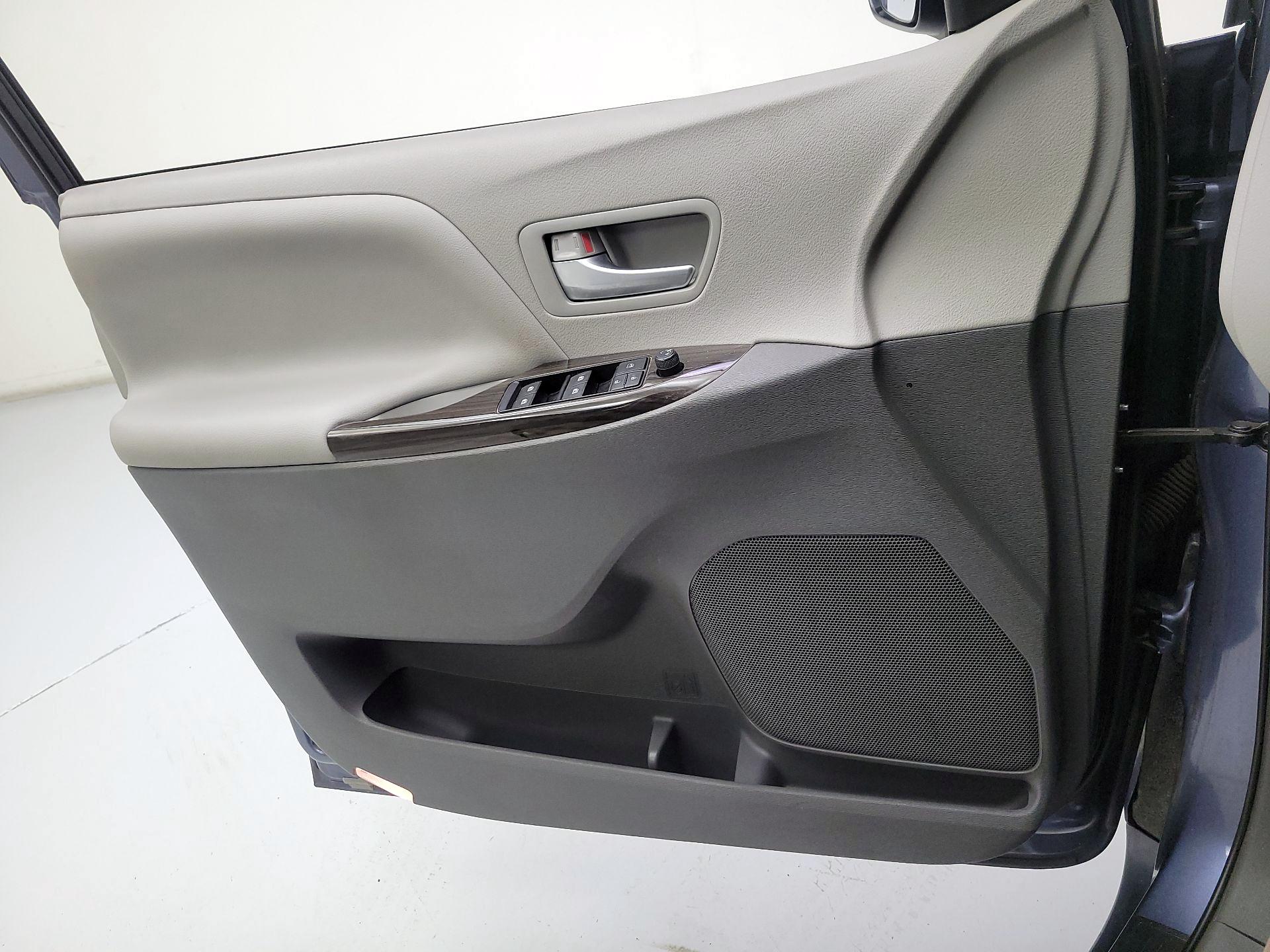 Thumbnail: 2016 Toyota Sienna - 10