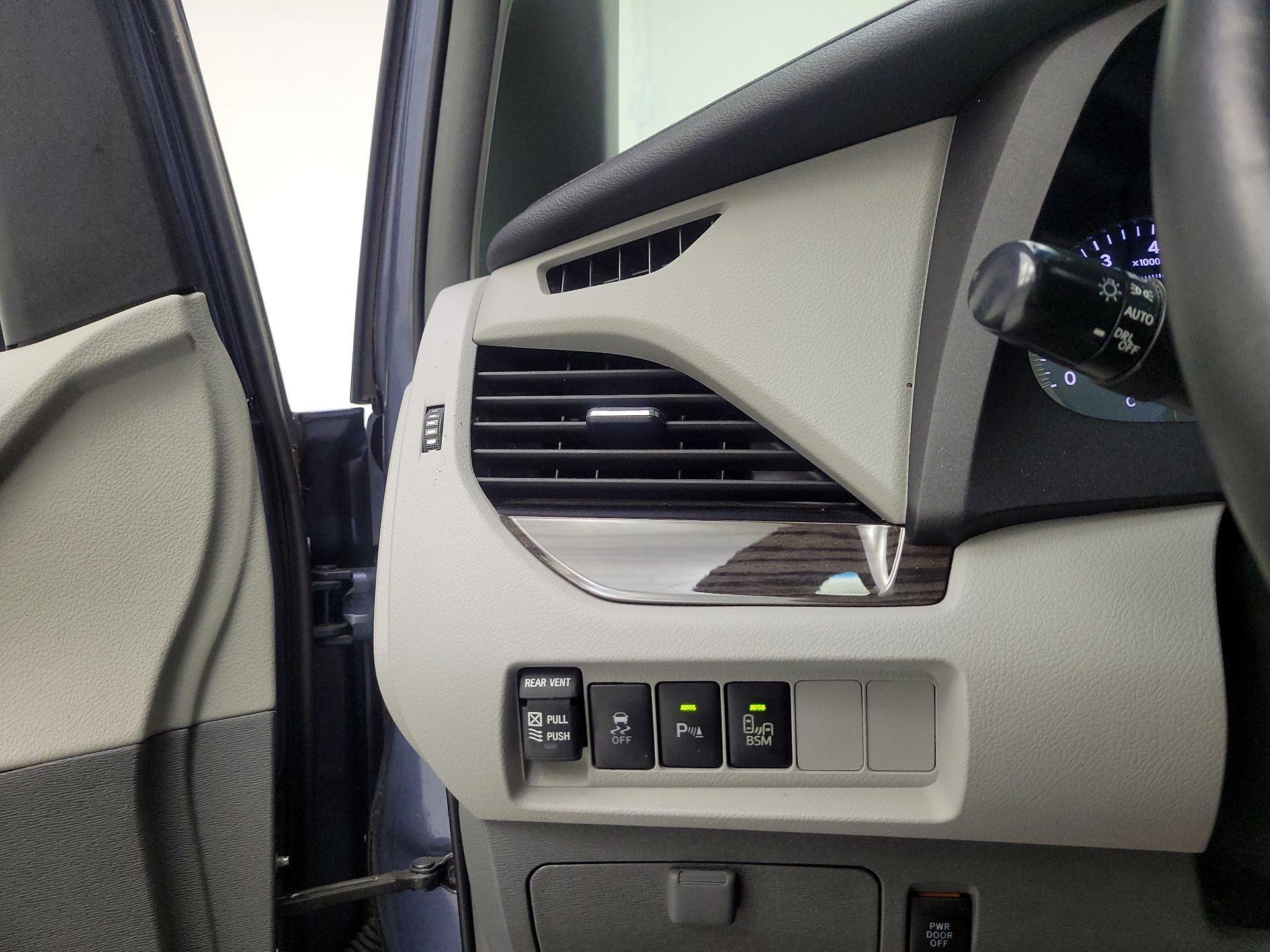 Thumbnail: 2016 Toyota Sienna - 11