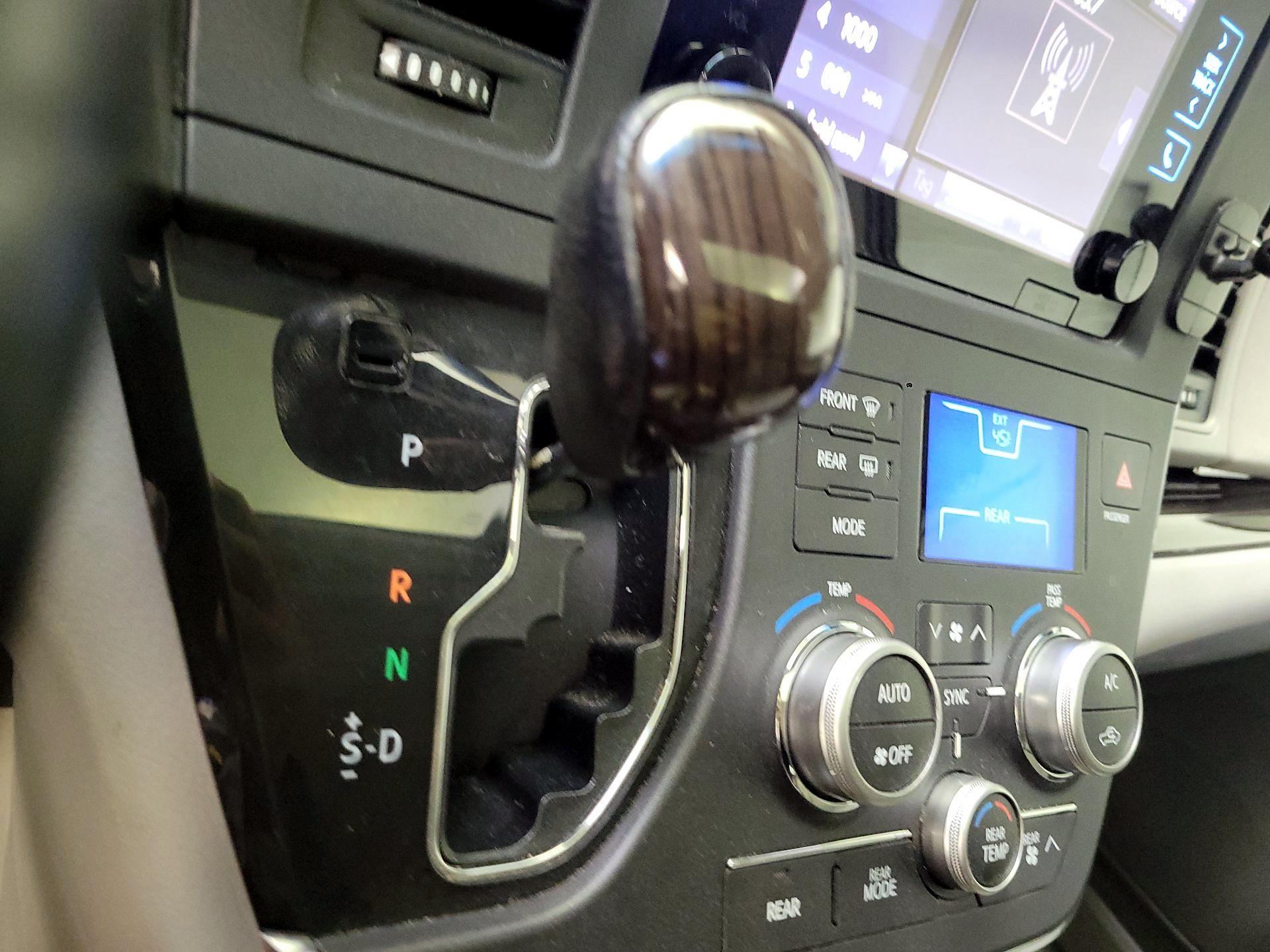 Thumbnail: 2016 Toyota Sienna - 15