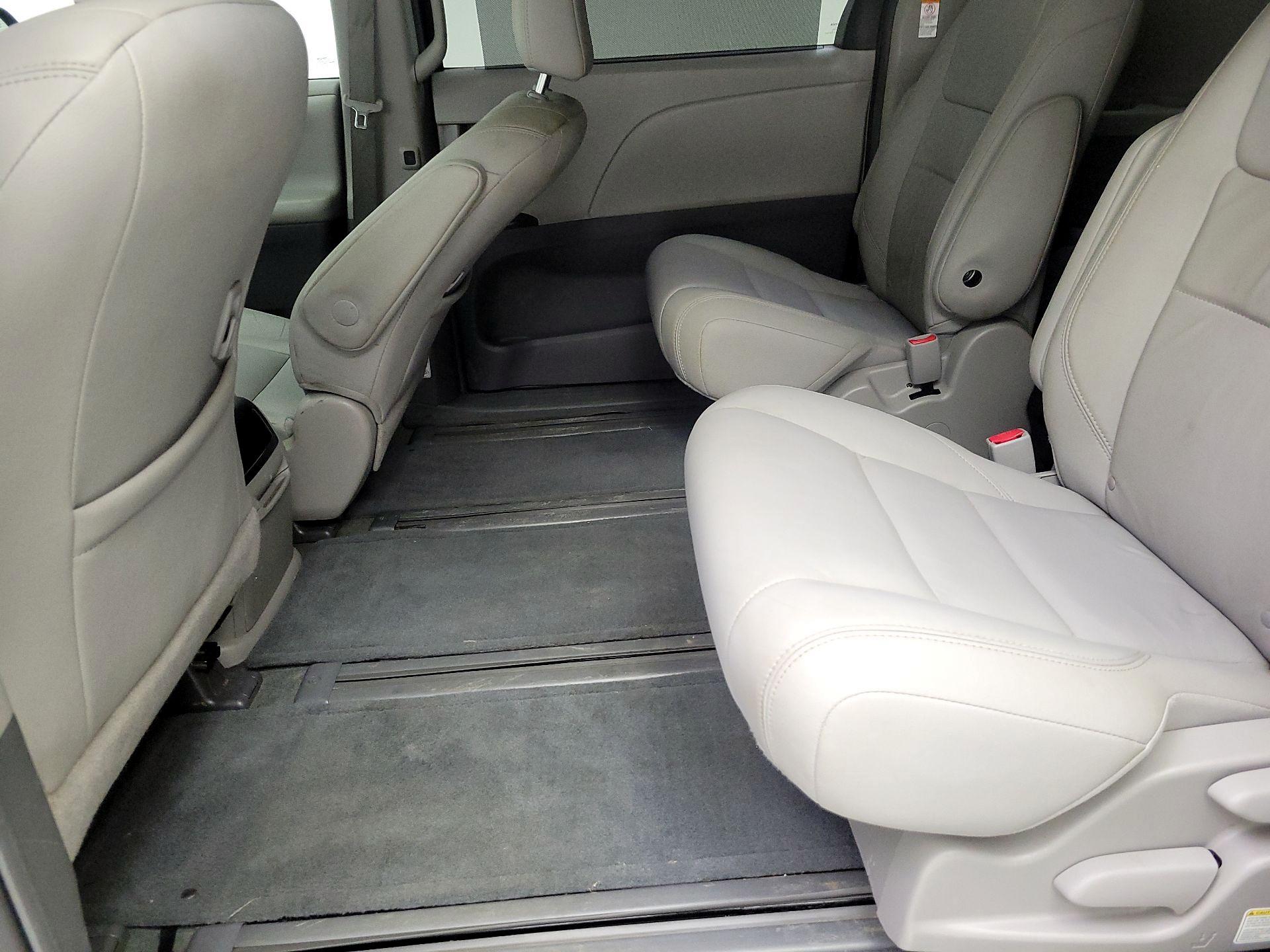 Thumbnail: 2016 Toyota Sienna - 17