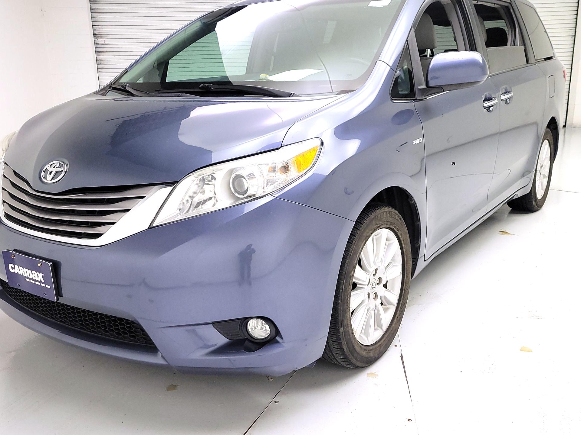 Thumbnail: 2016 Toyota Sienna - 3