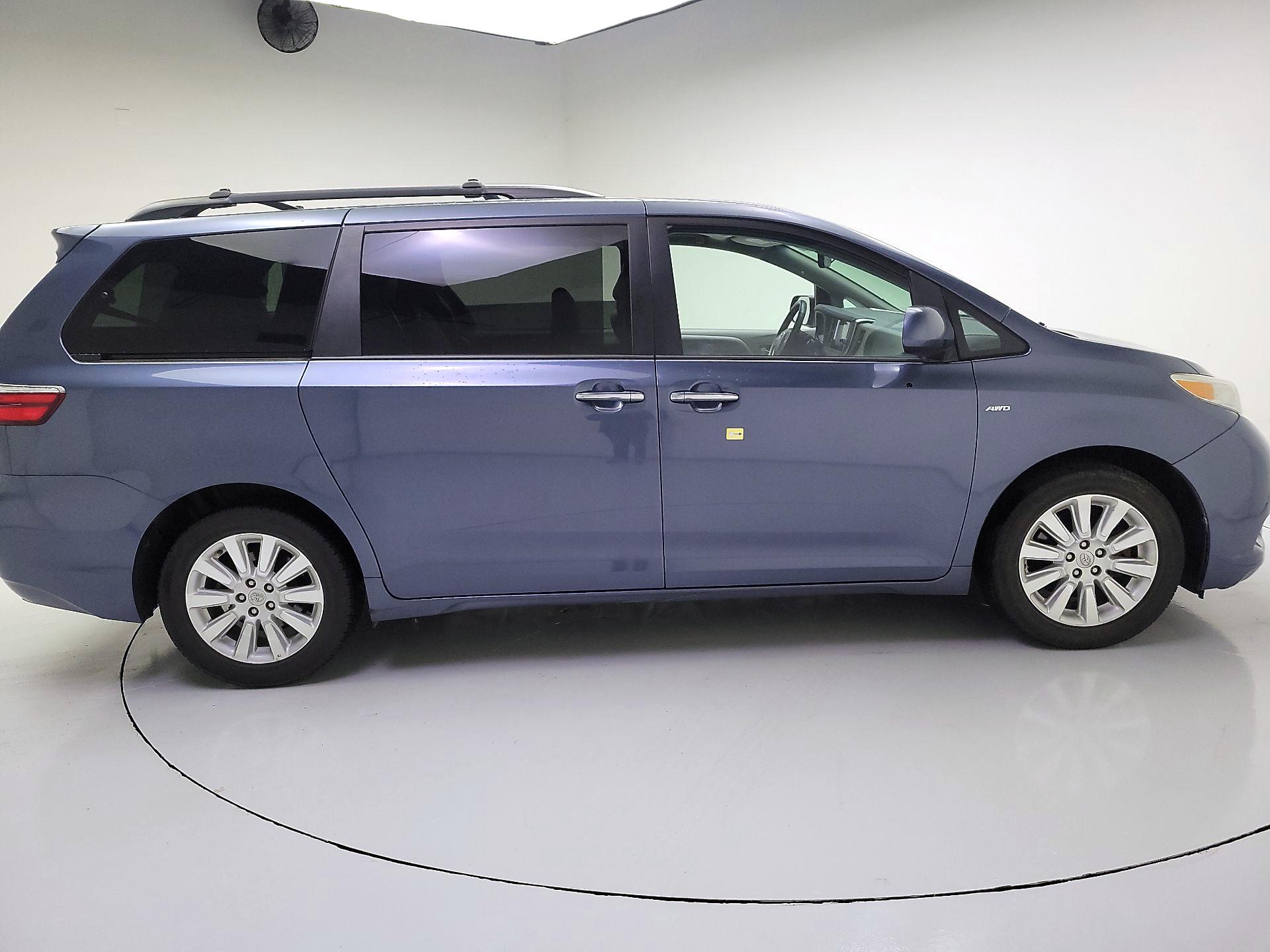 Thumbnail: 2016 Toyota Sienna - 4
