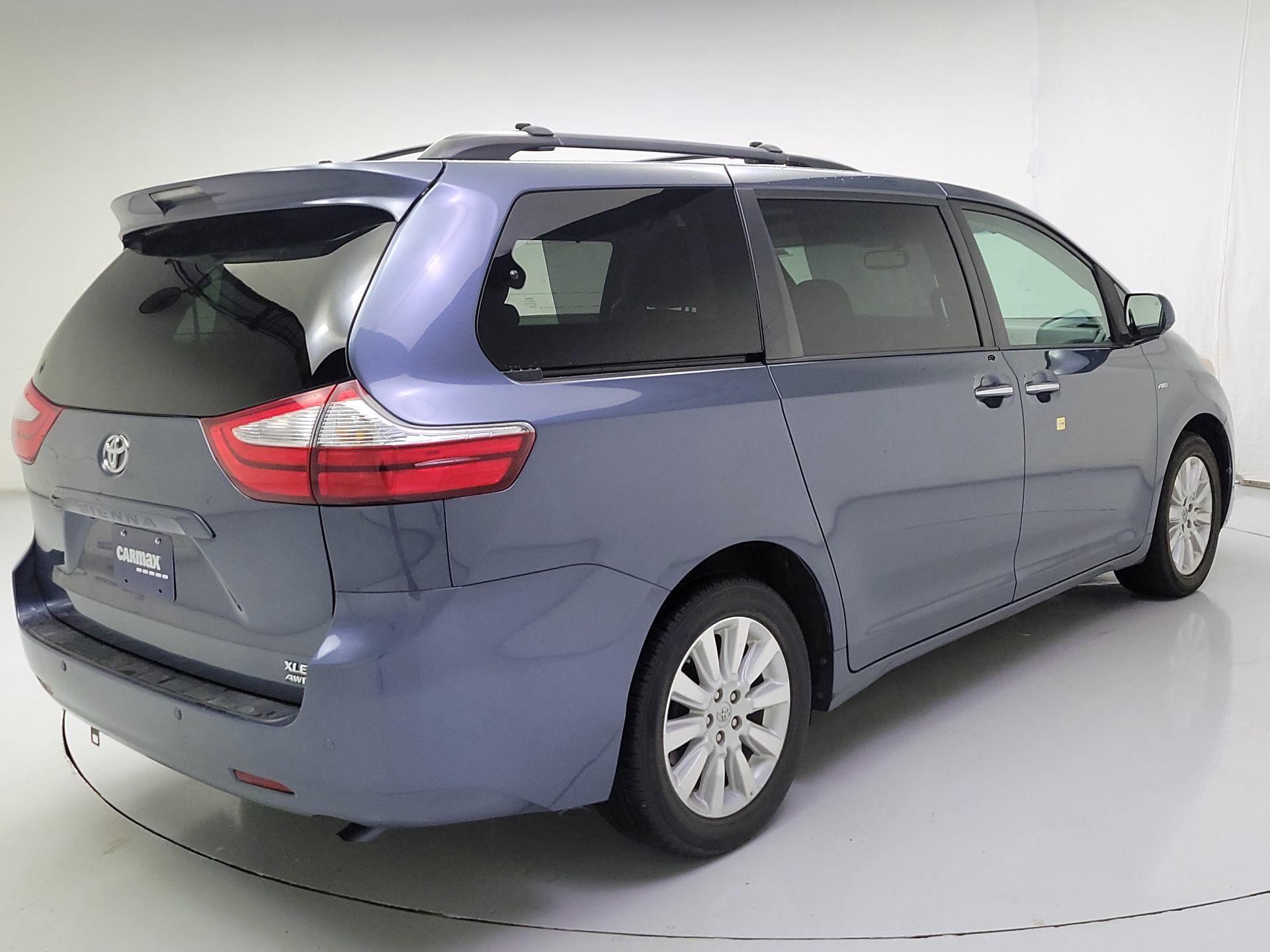Thumbnail: 2016 Toyota Sienna - 5