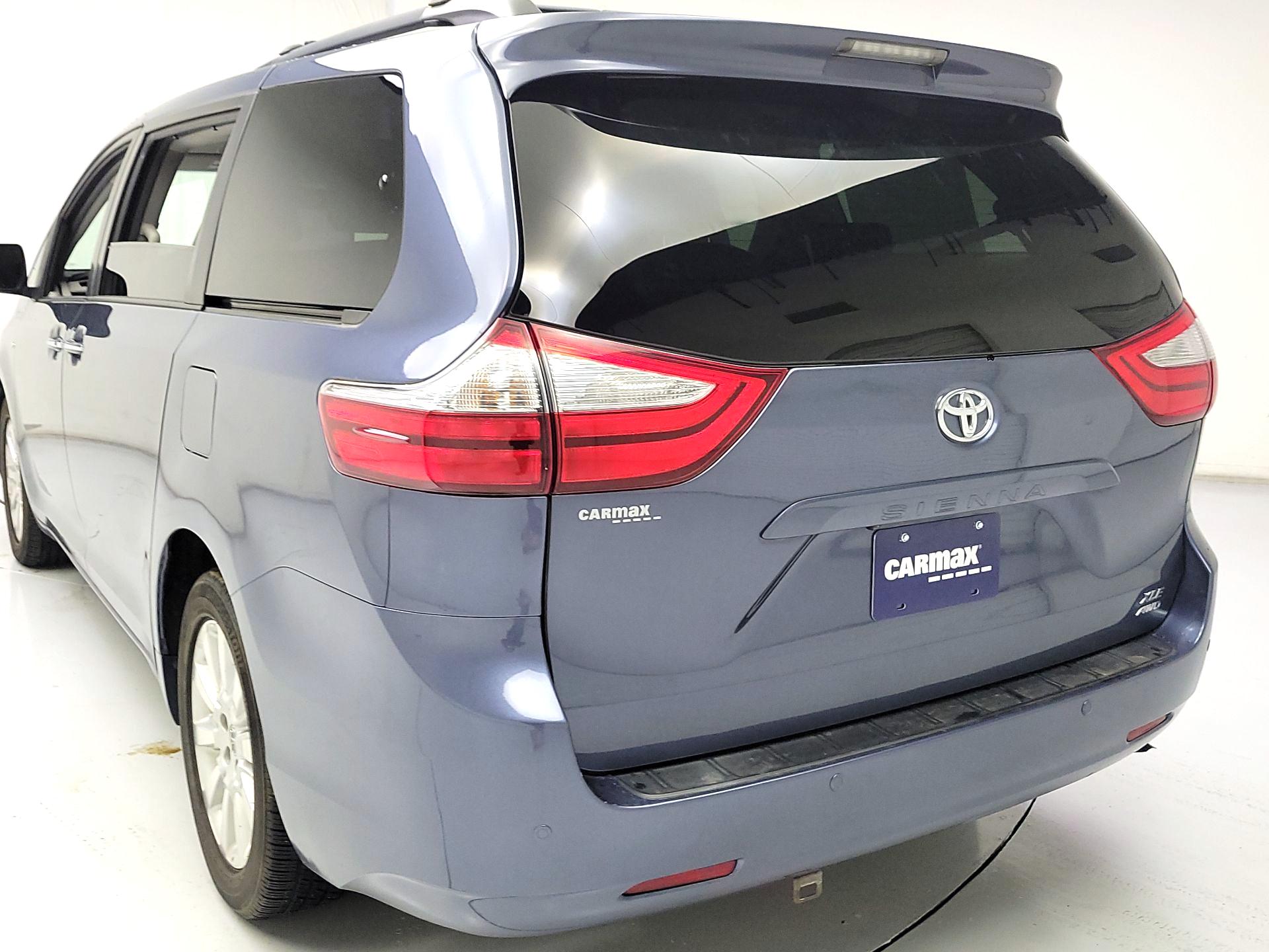 Thumbnail: 2016 Toyota Sienna - 7