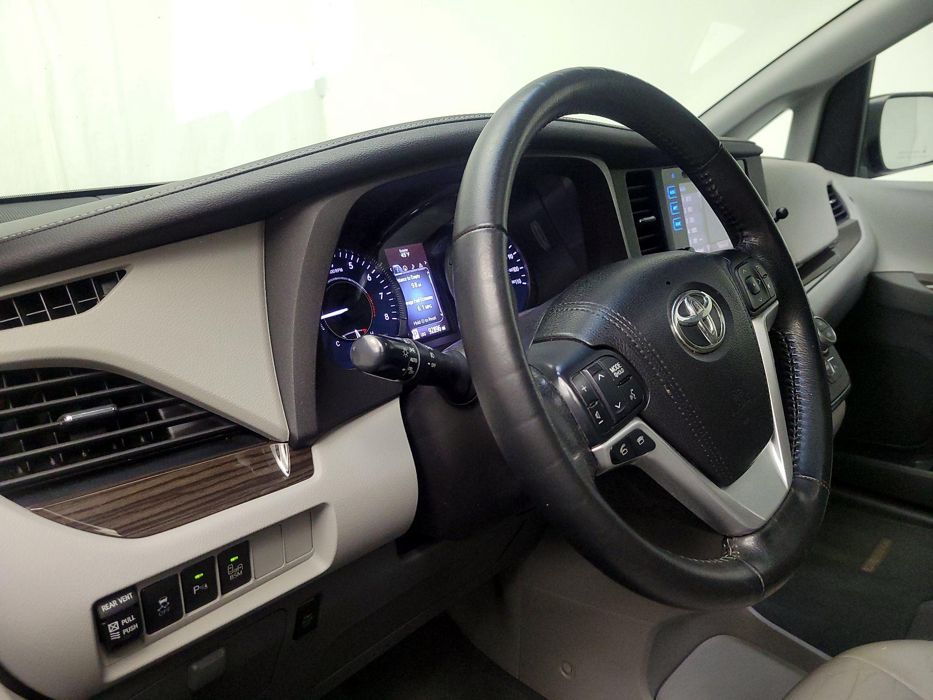 Thumbnail: 2016 Toyota Sienna - 8