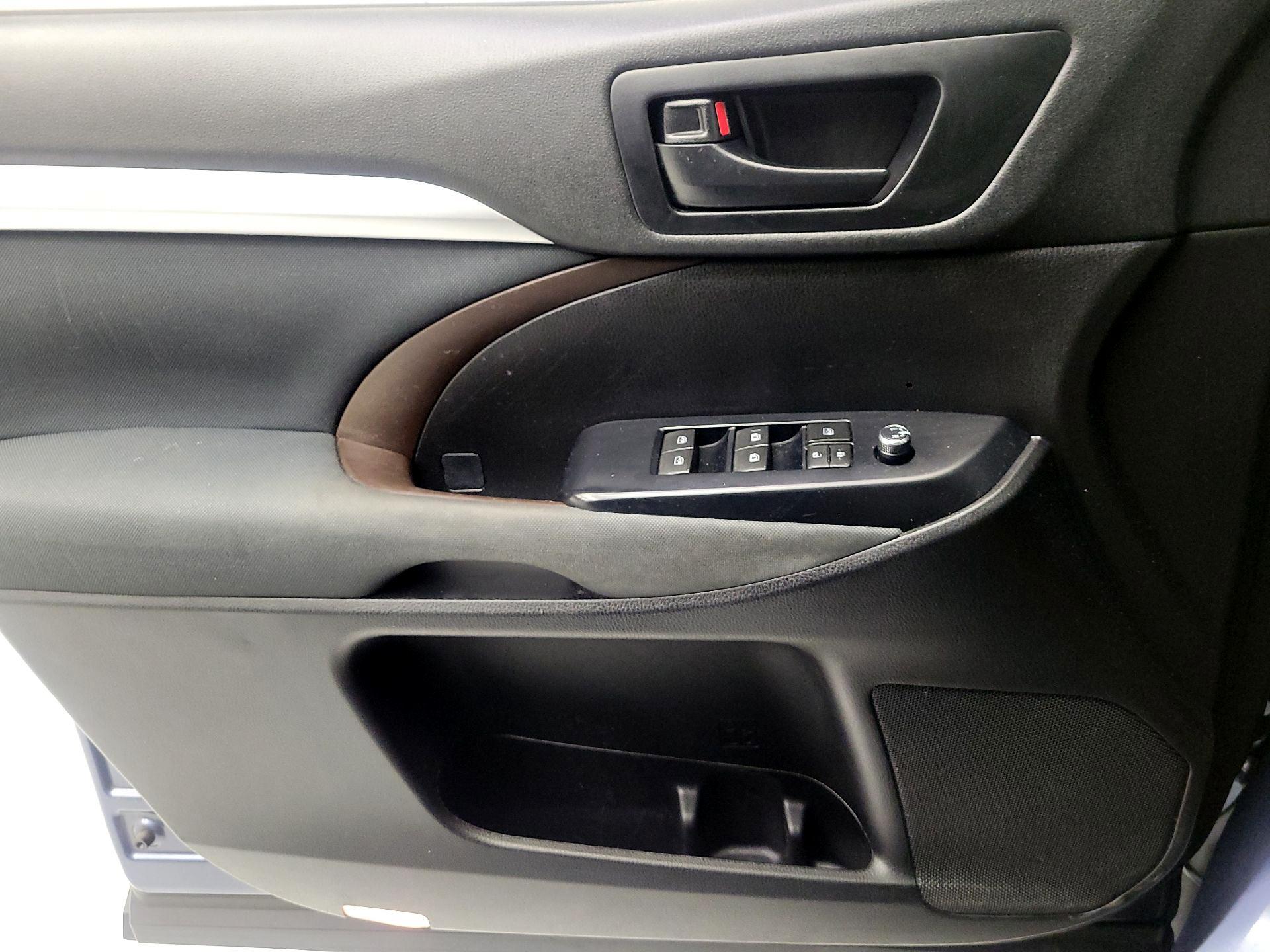 Thumbnail: 2019 Toyota Highlander - 12