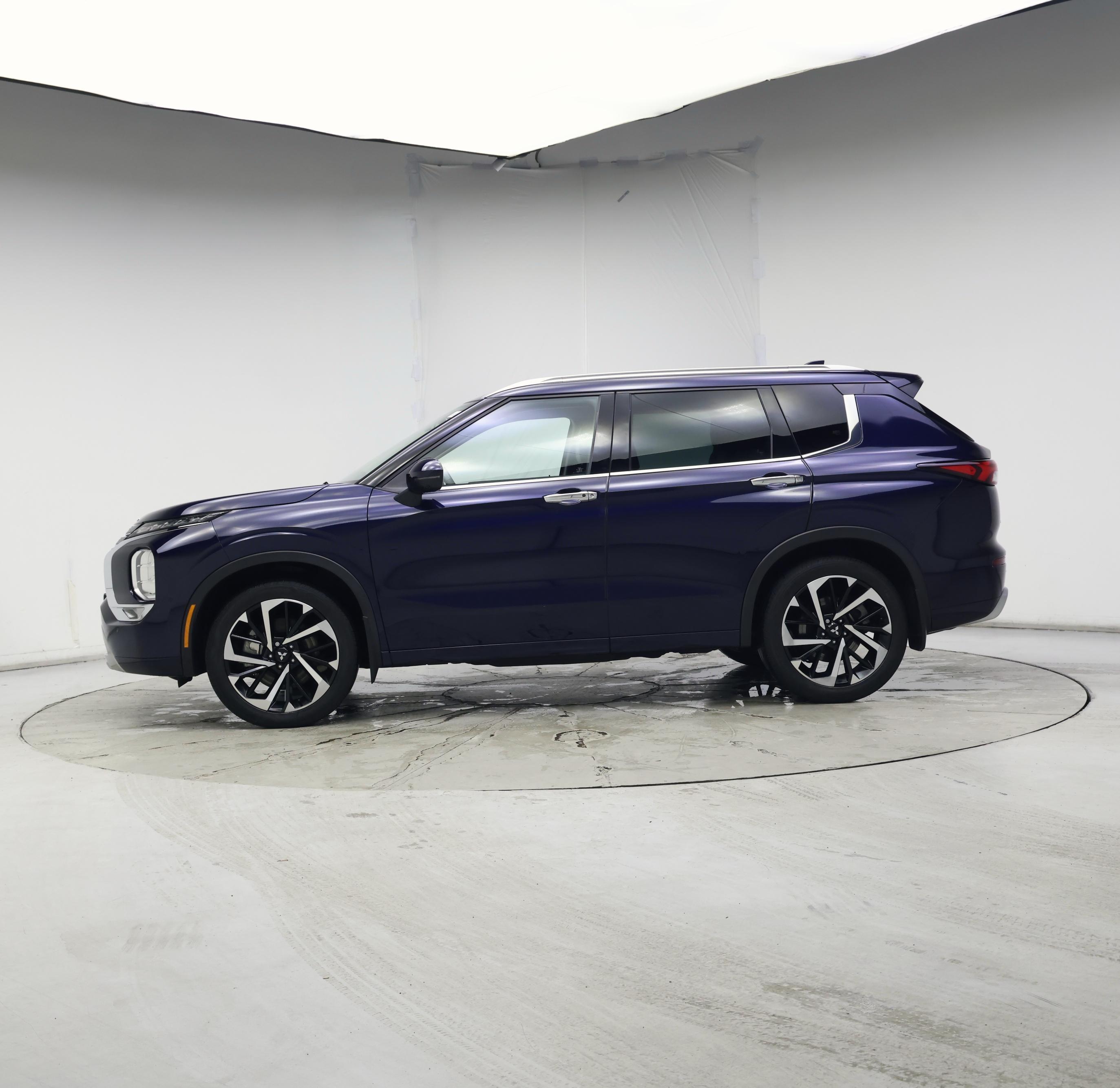 Thumbnail: 2023 Mitsubishi Outlander - 3