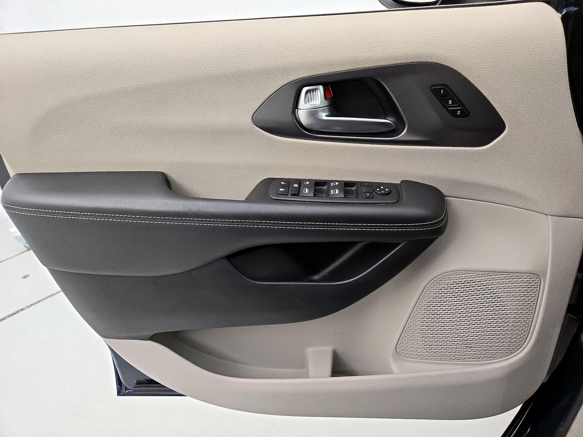 Thumbnail: 2023 Chrysler Pacifica - 12