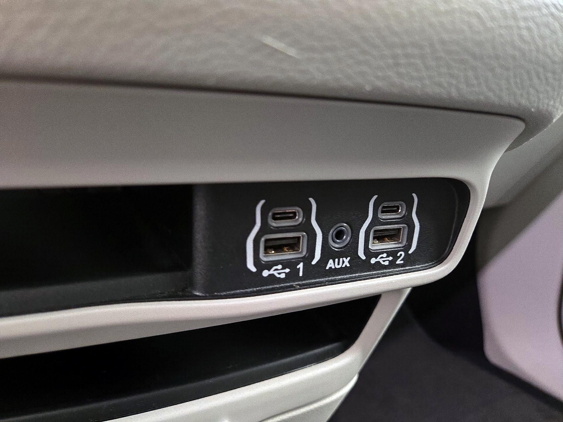 Thumbnail: 2023 Chrysler Pacifica - 18