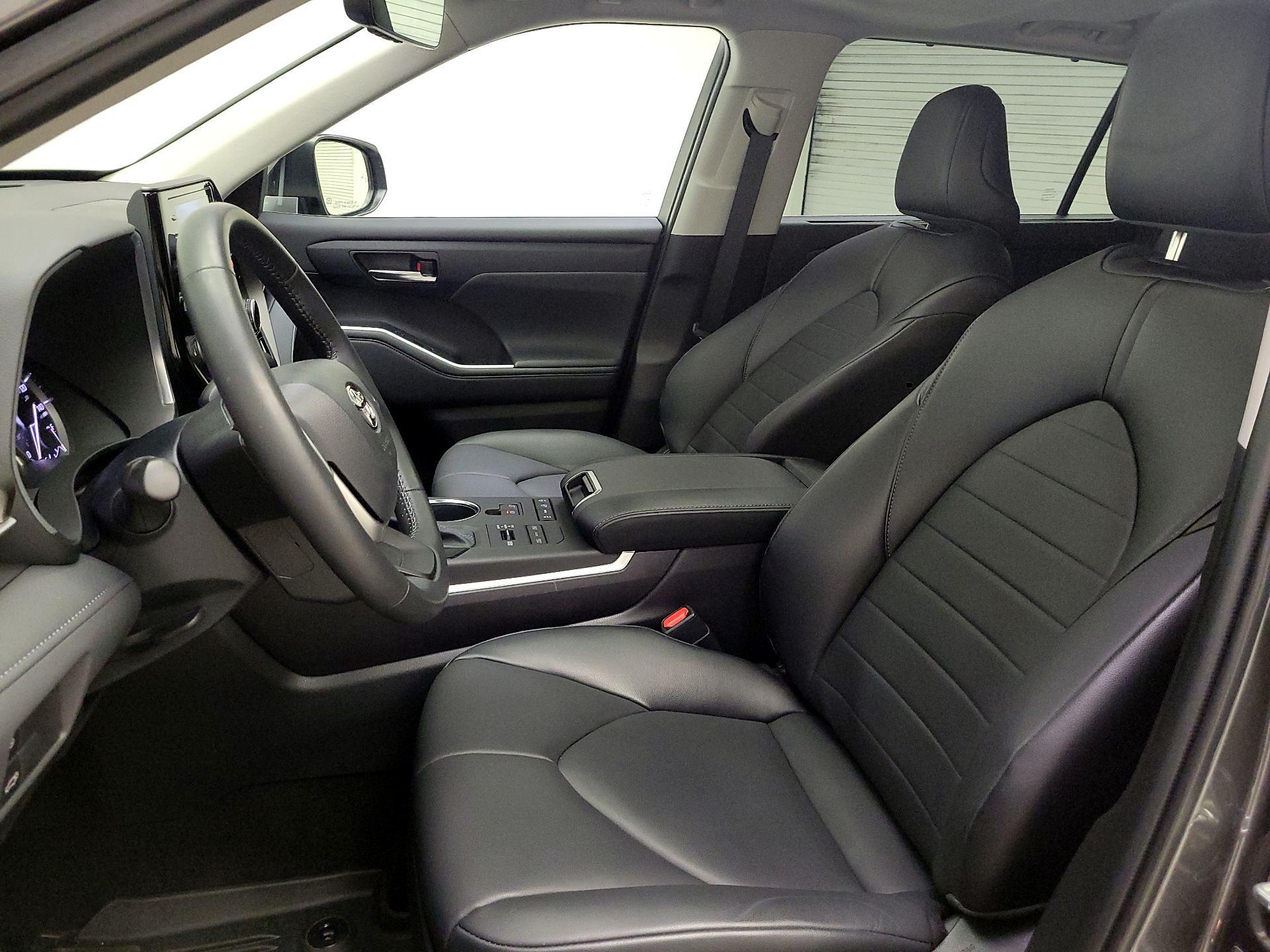 Thumbnail: 2022 Toyota Highlander - 11