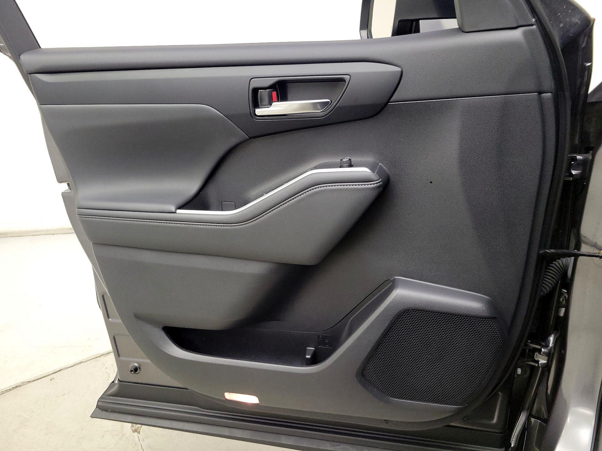 Thumbnail: 2022 Toyota Highlander - 12