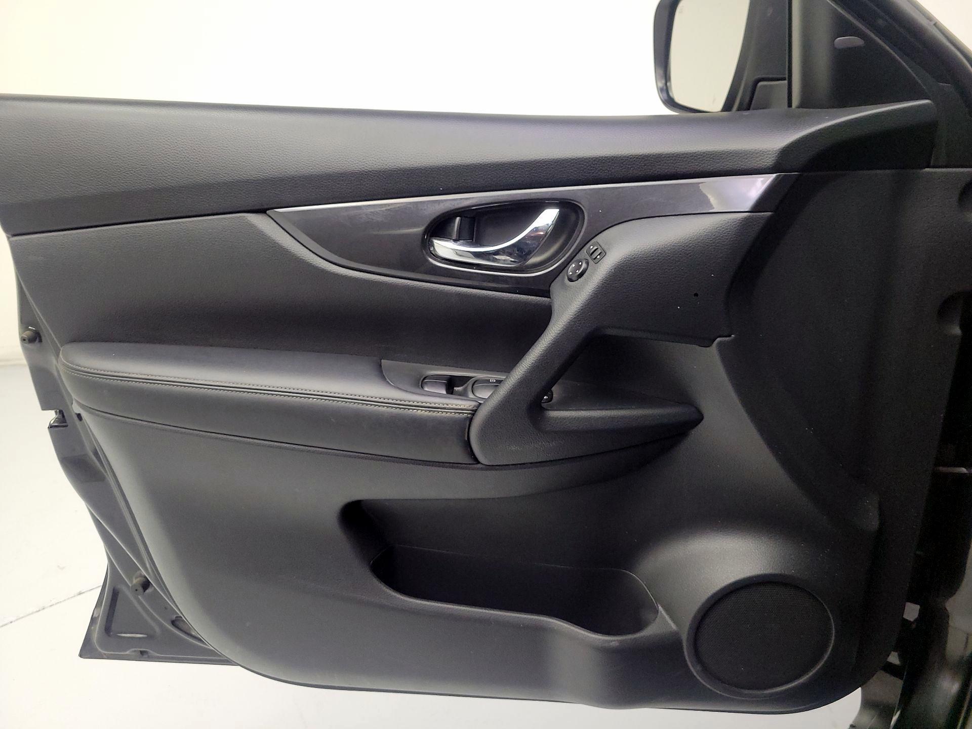 Thumbnail: 2019 Nissan Rogue - 10