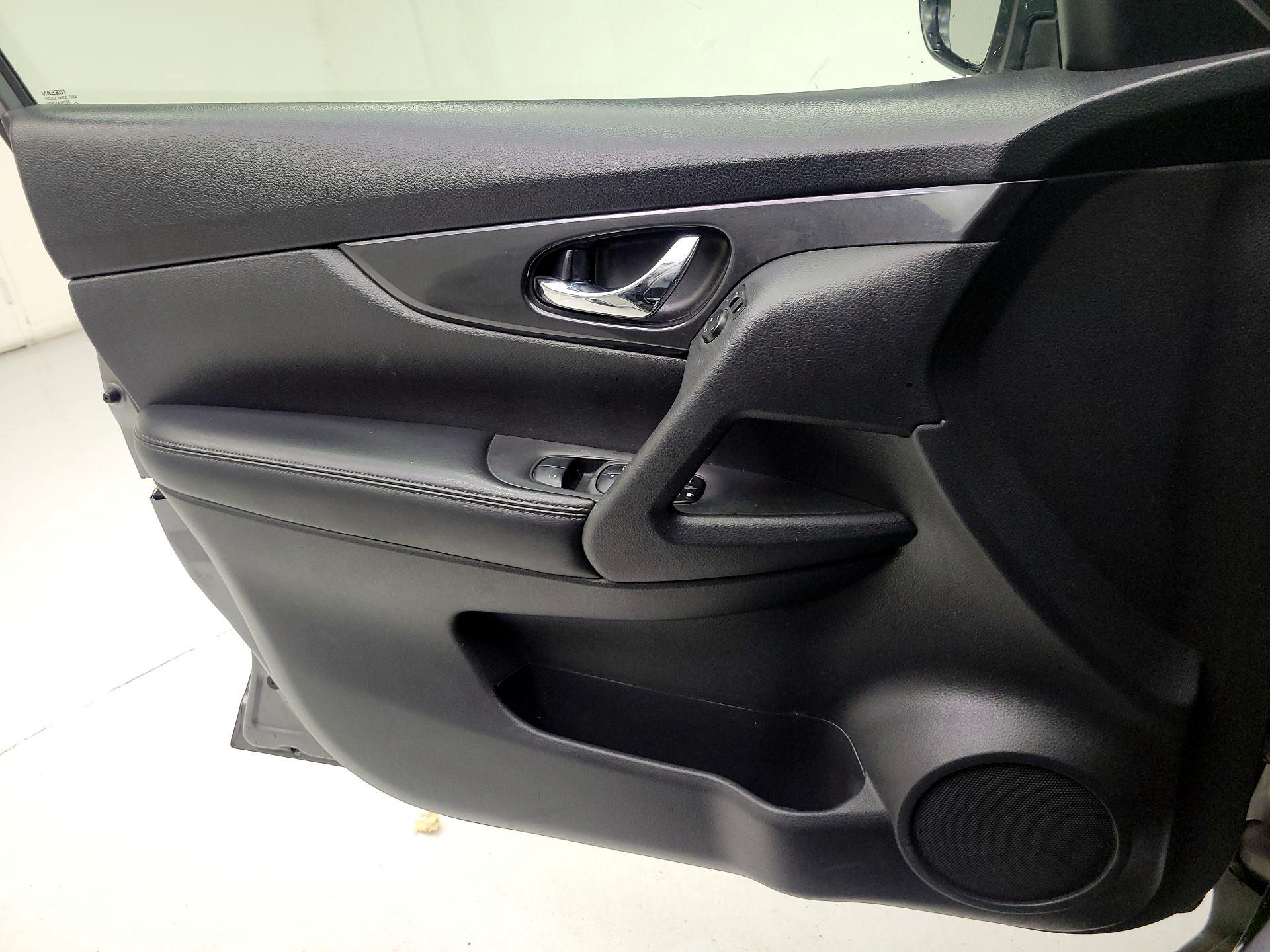 Thumbnail: 2017 Nissan Rogue - 10