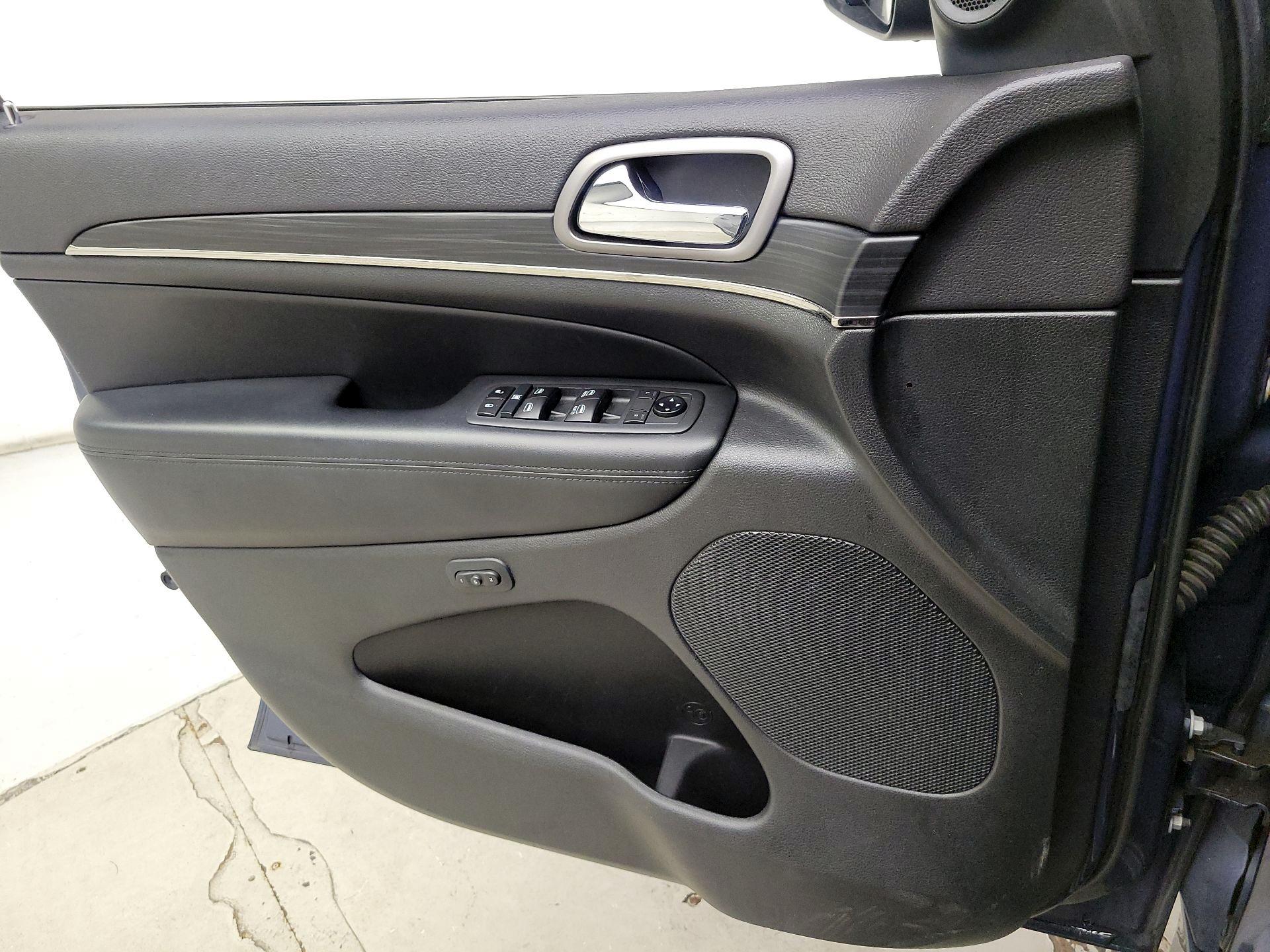 Thumbnail: 2020 Jeep Grand Cherokee - 12