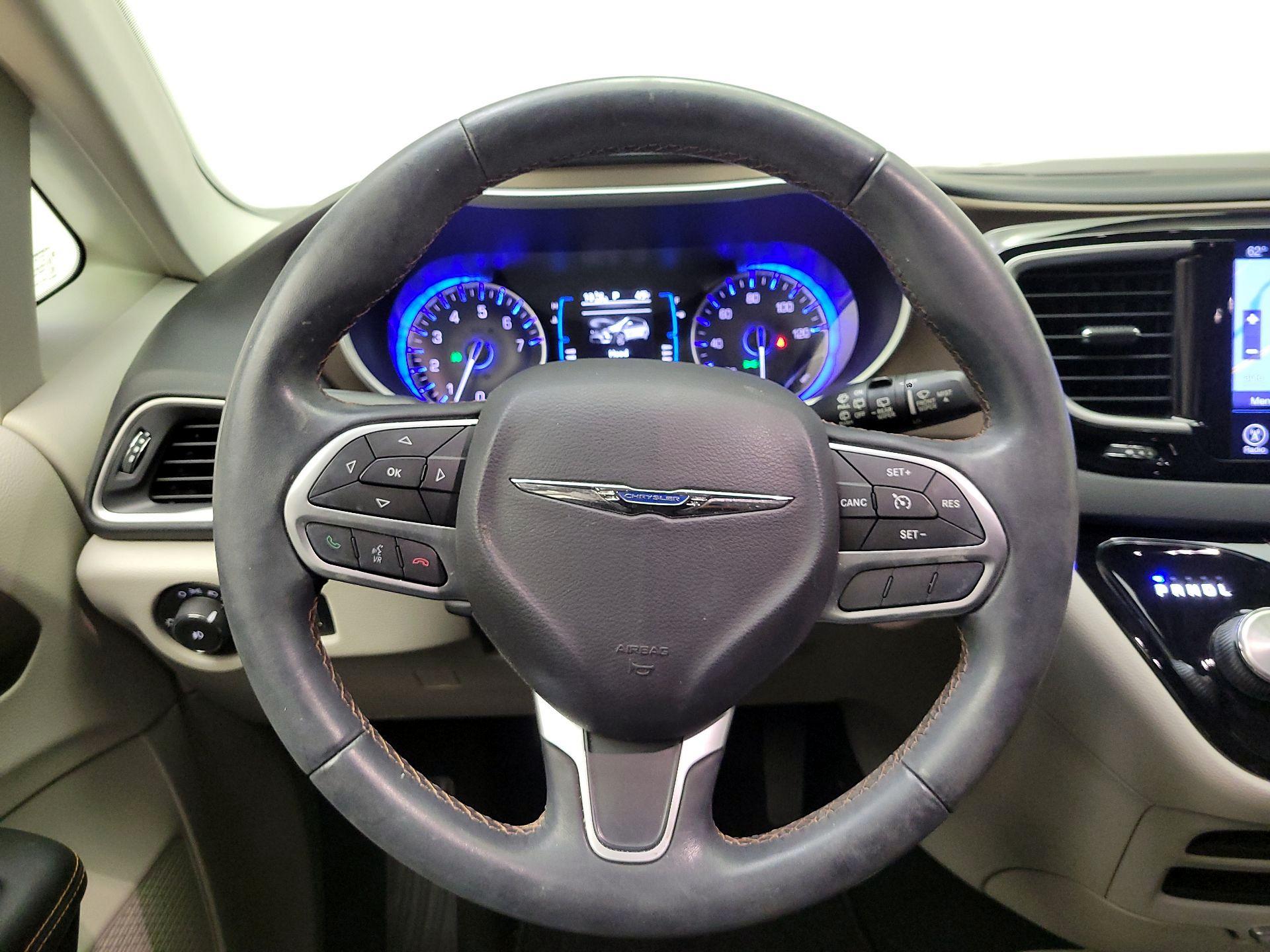 Thumbnail: 2017 Chrysler Pacifica - 10