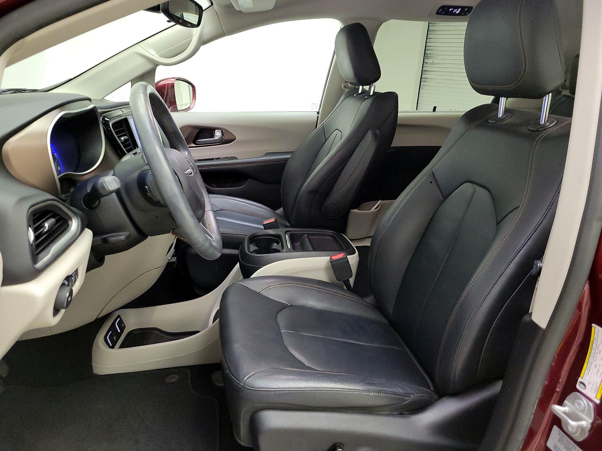 Thumbnail: 2017 Chrysler Pacifica - 11