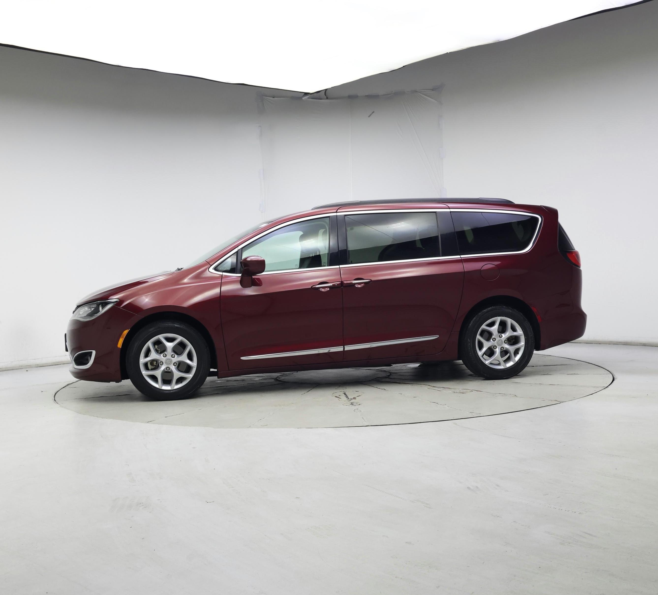 Thumbnail: 2017 Chrysler Pacifica - 3