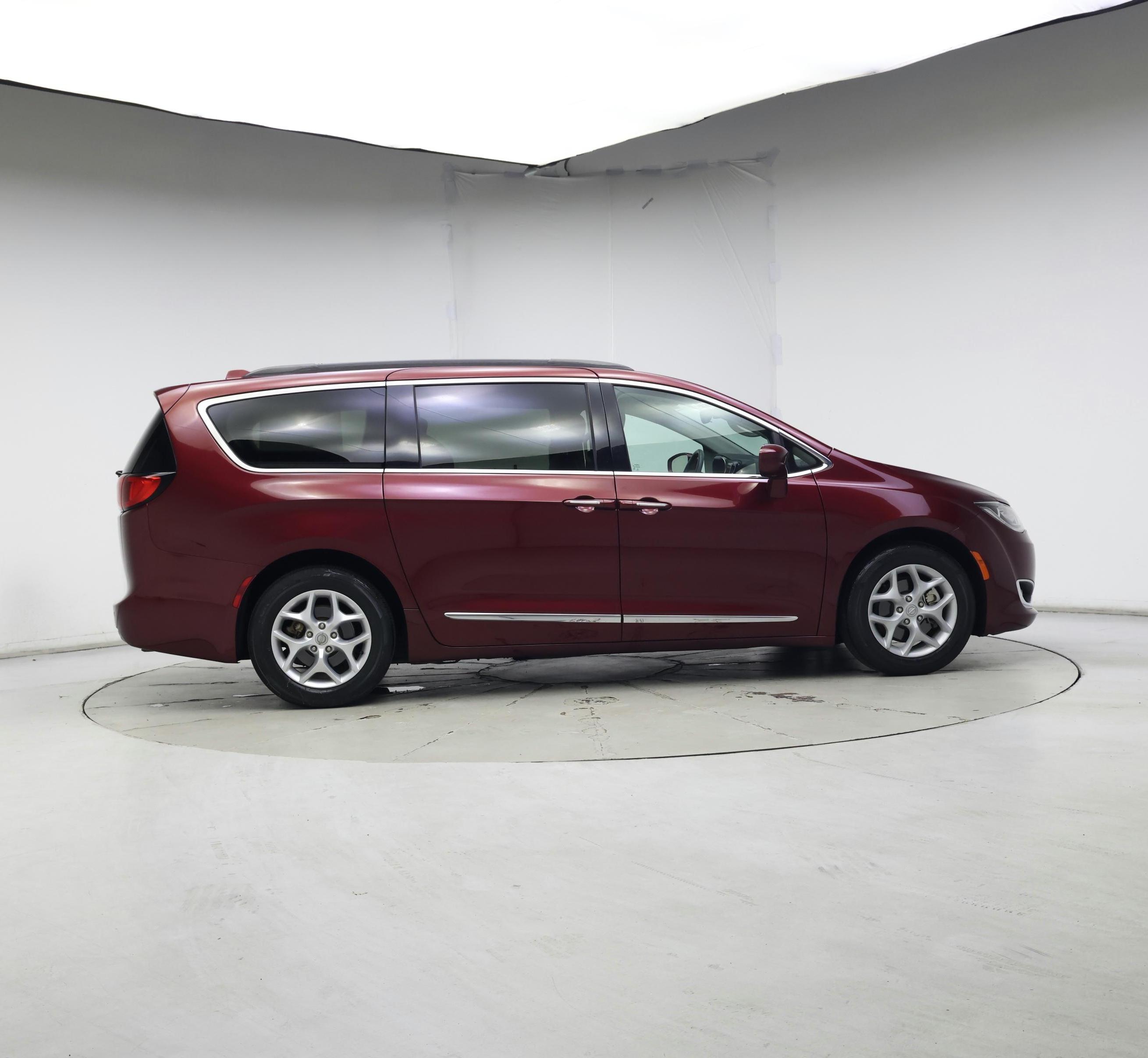 Thumbnail: 2017 Chrysler Pacifica - 7