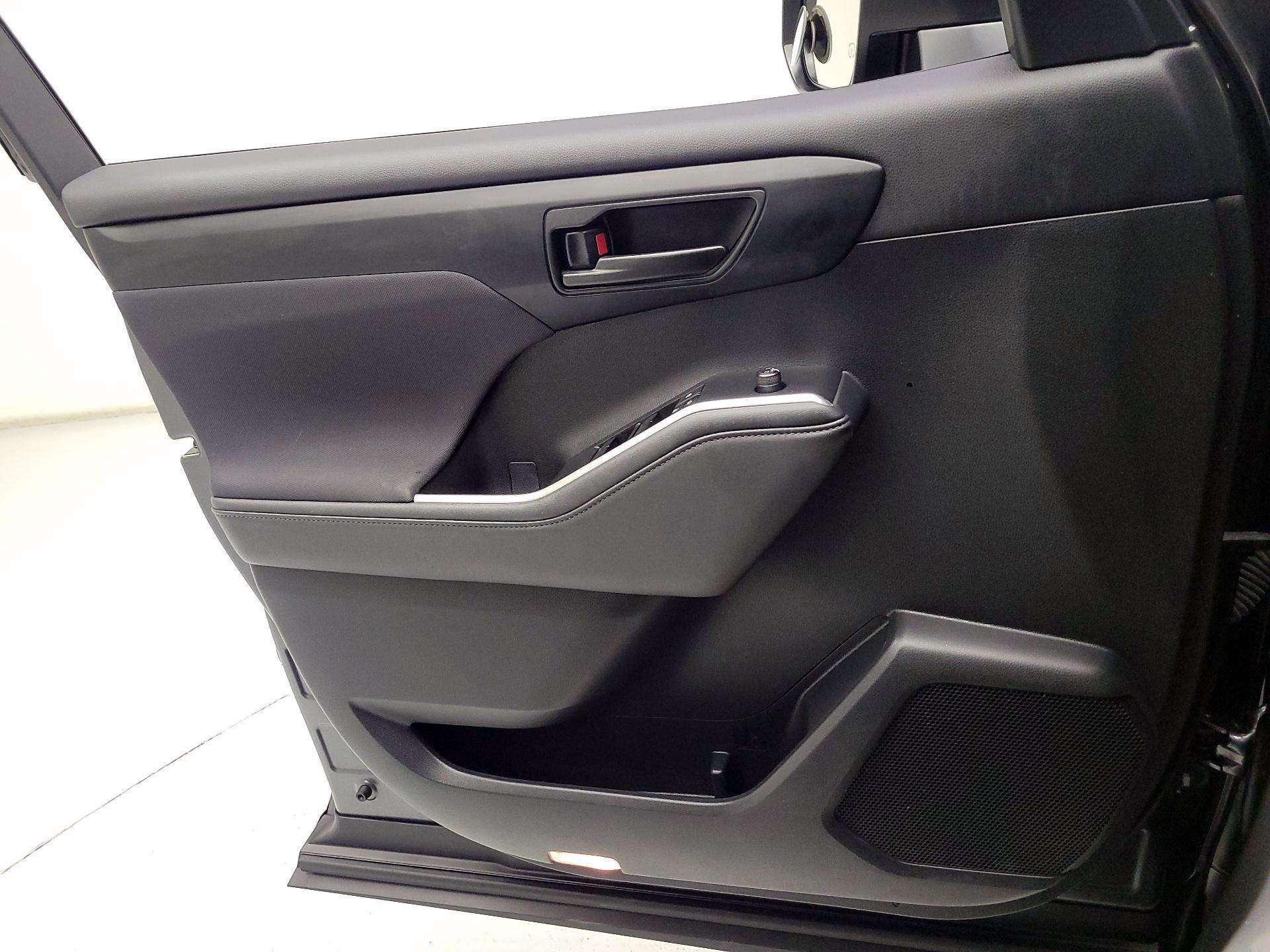 Thumbnail: 2023 Toyota Highlander - 10