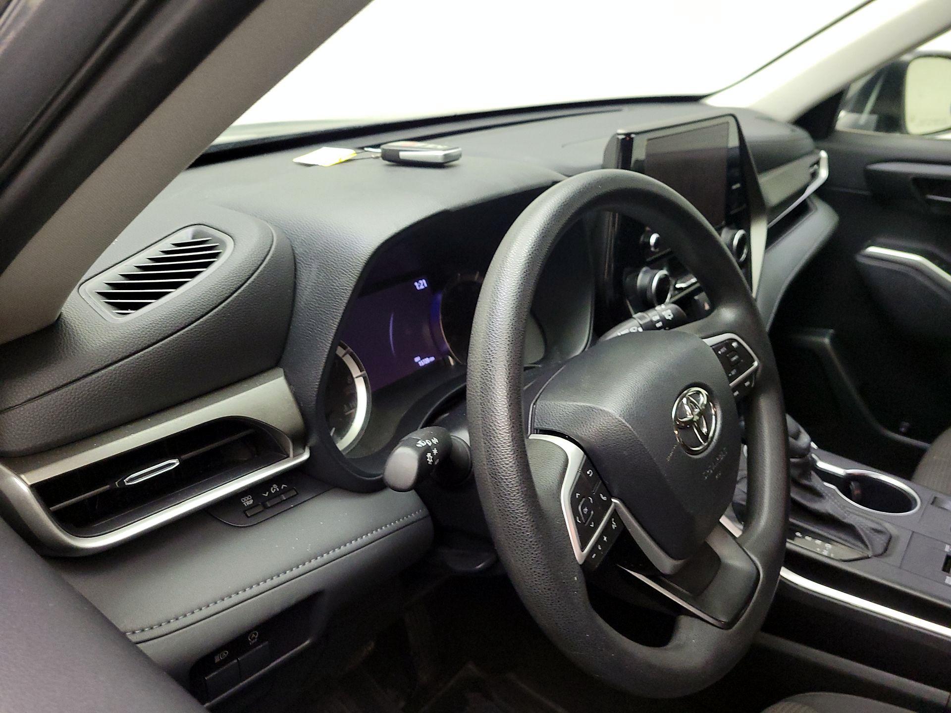 Thumbnail: 2023 Toyota Highlander - 8