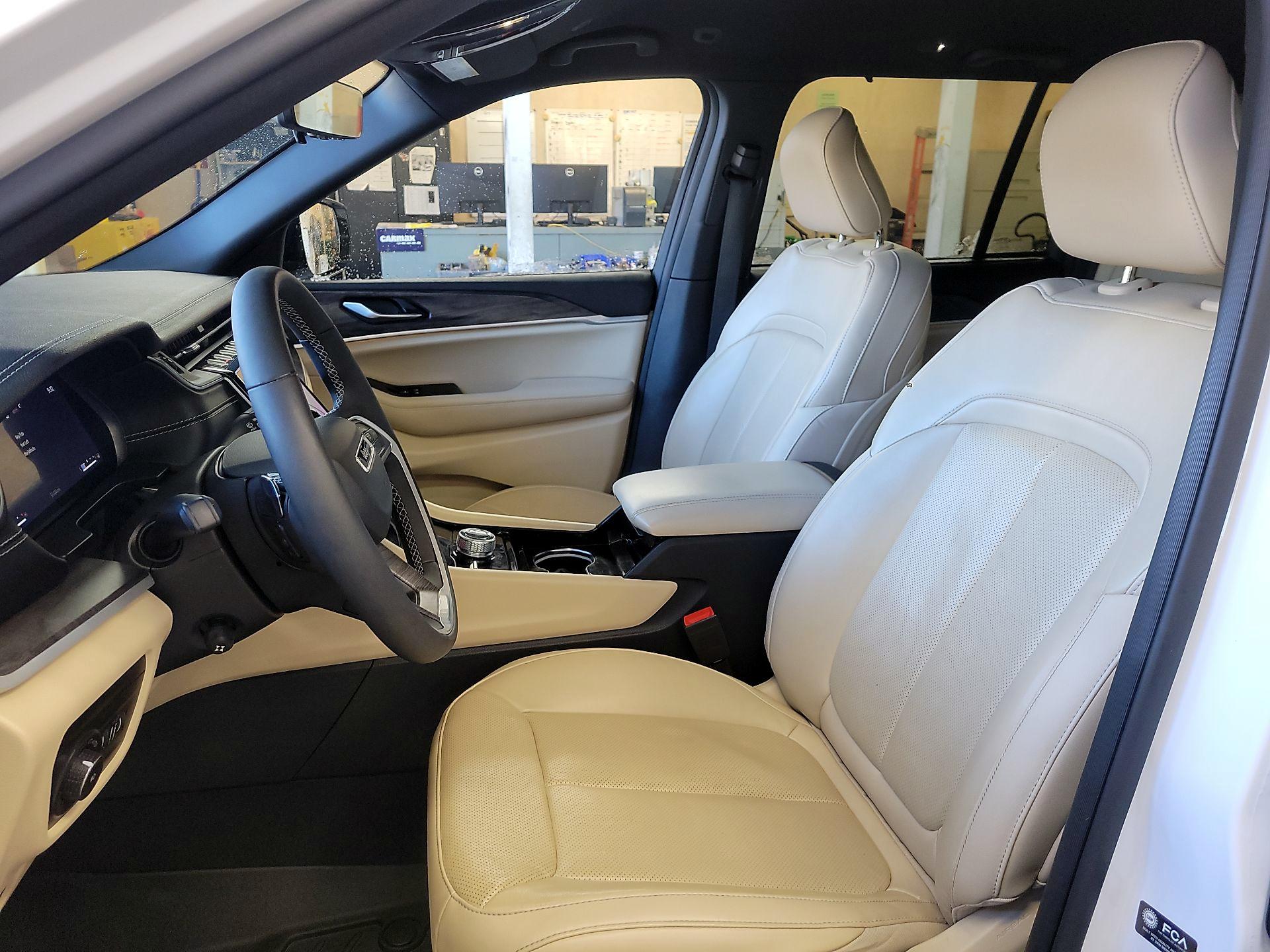 Thumbnail: 2023 Jeep Grand Cherokee - 9