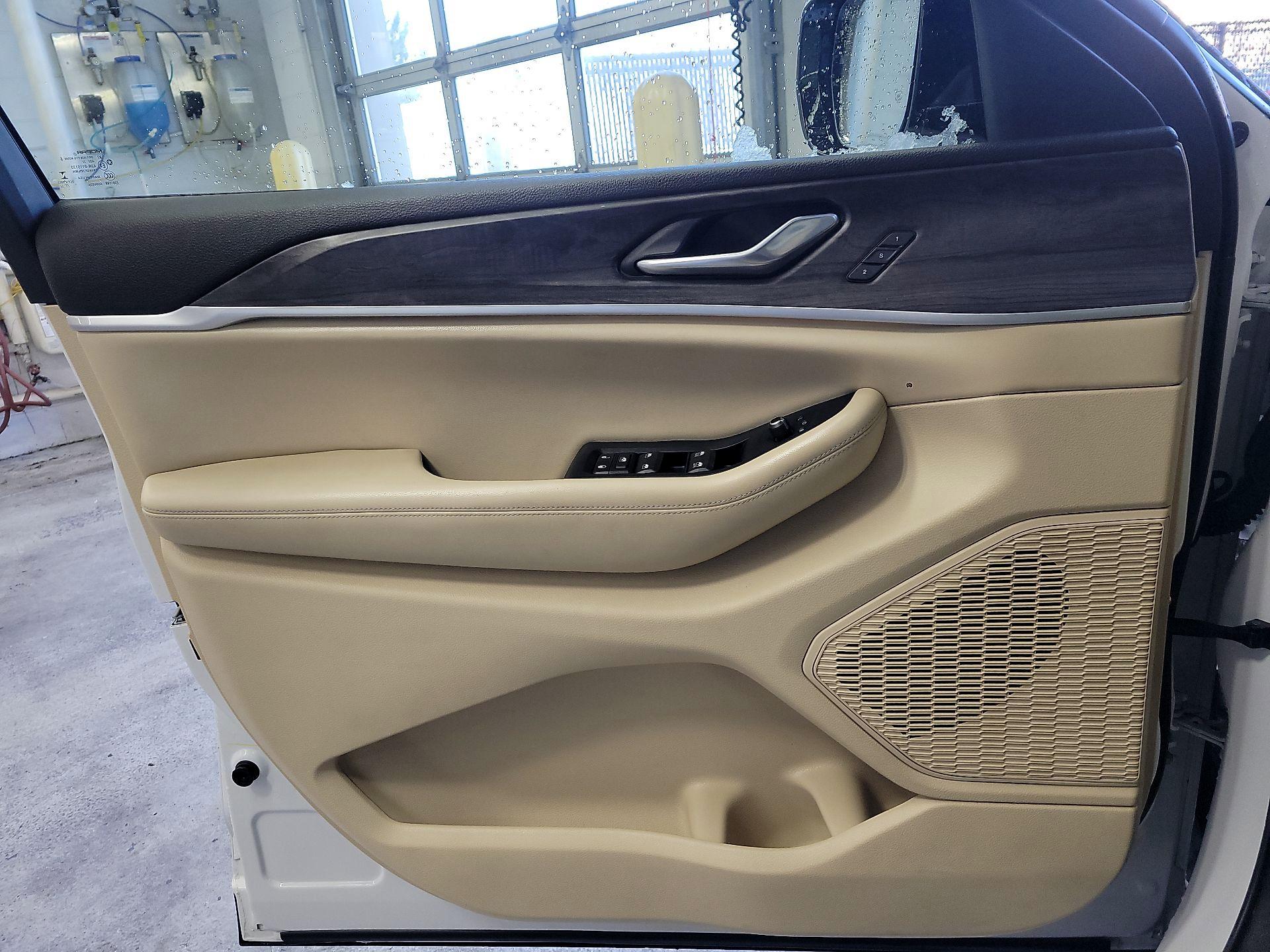 Thumbnail: 2023 Jeep Grand Cherokee - 10