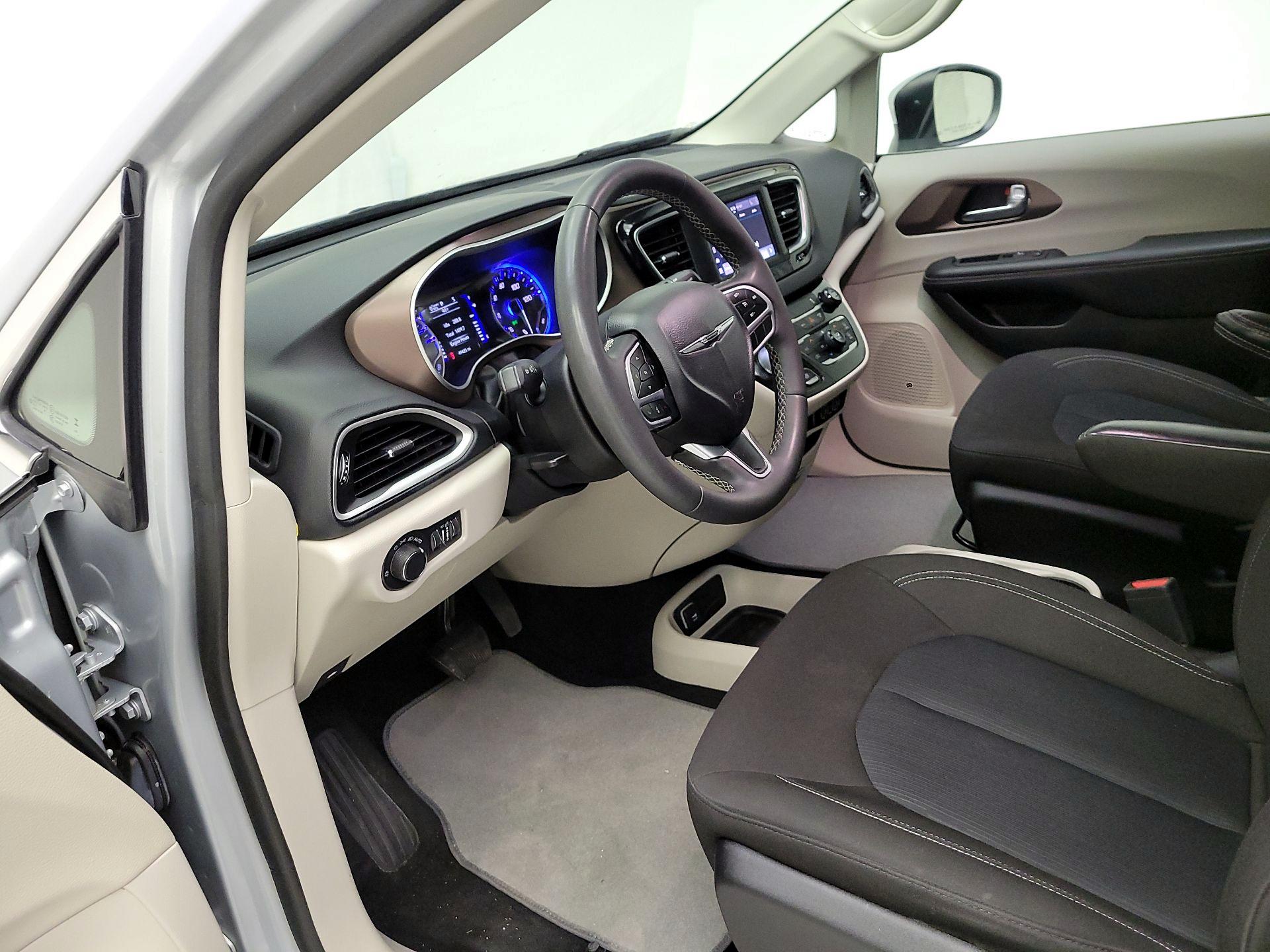 Thumbnail: 2023 Chrysler Voyager - 9