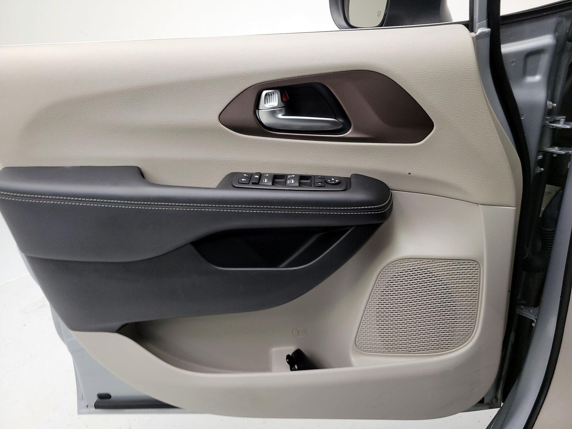 Thumbnail: 2023 Chrysler Voyager - 10