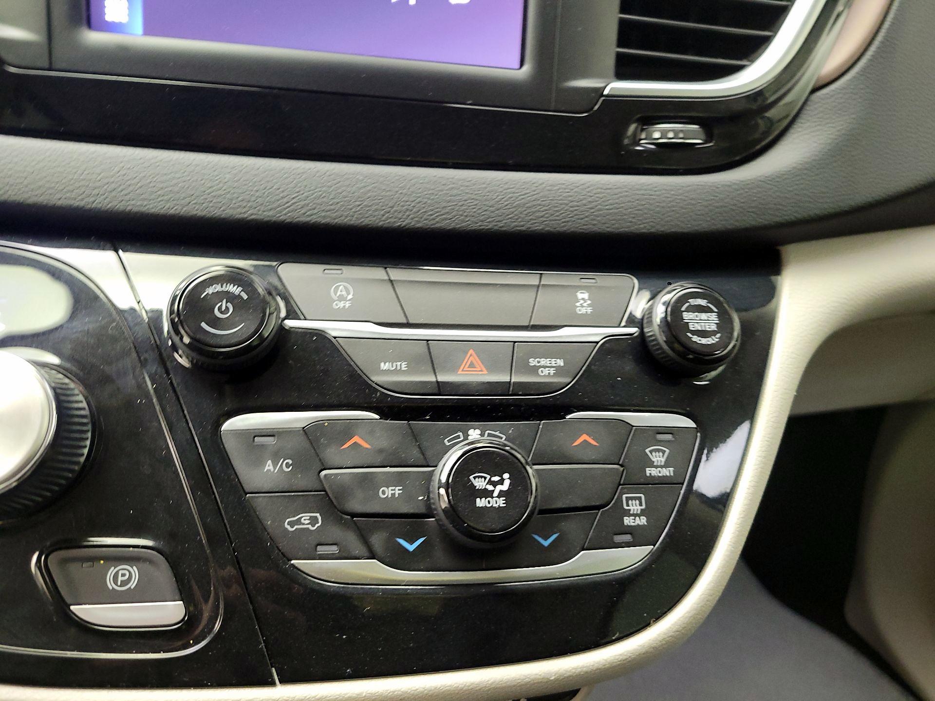 Thumbnail: 2023 Chrysler Voyager - 14