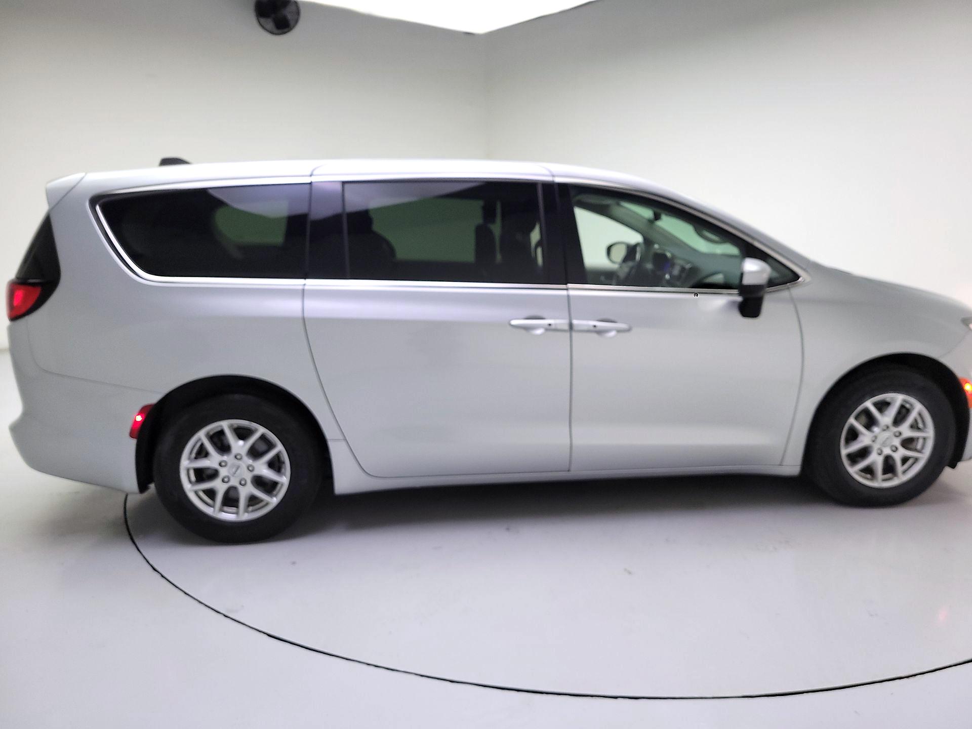 Thumbnail: 2023 Chrysler Voyager - 4