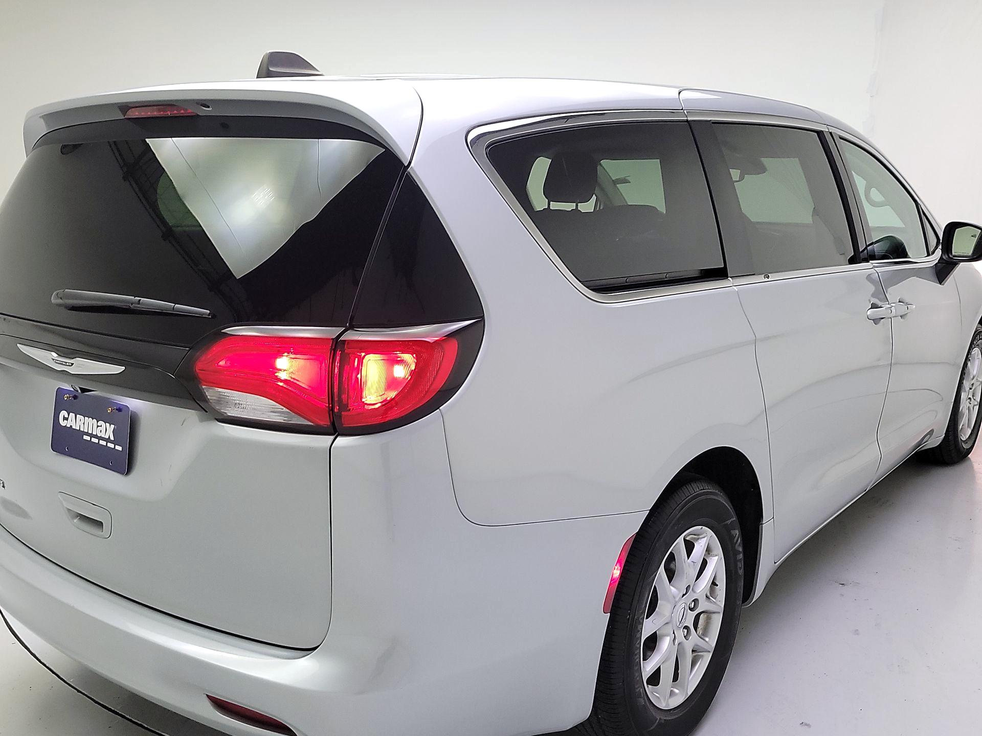 Thumbnail: 2023 Chrysler Voyager - 5