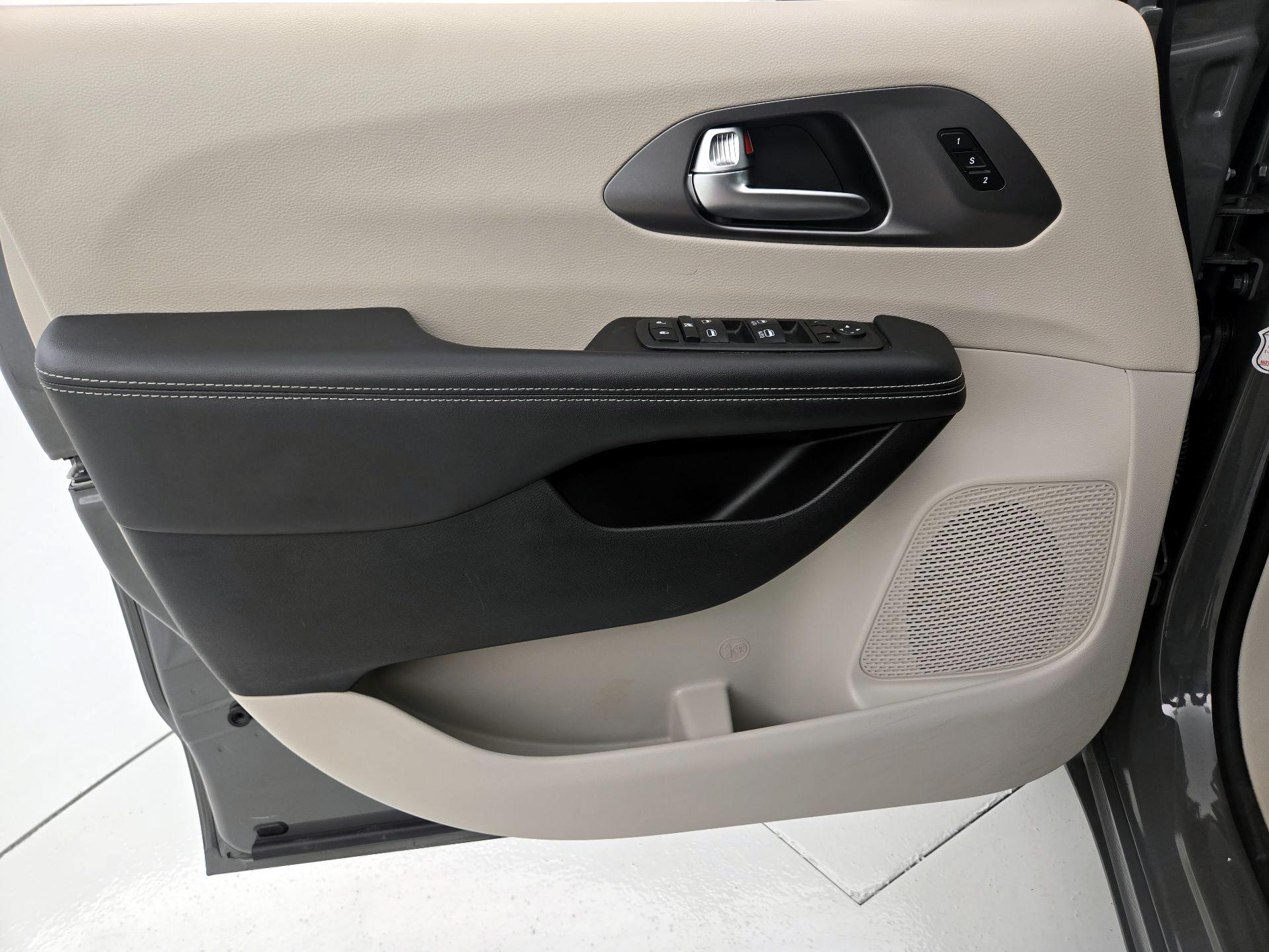 Thumbnail: 2023 Chrysler Pacifica - 12