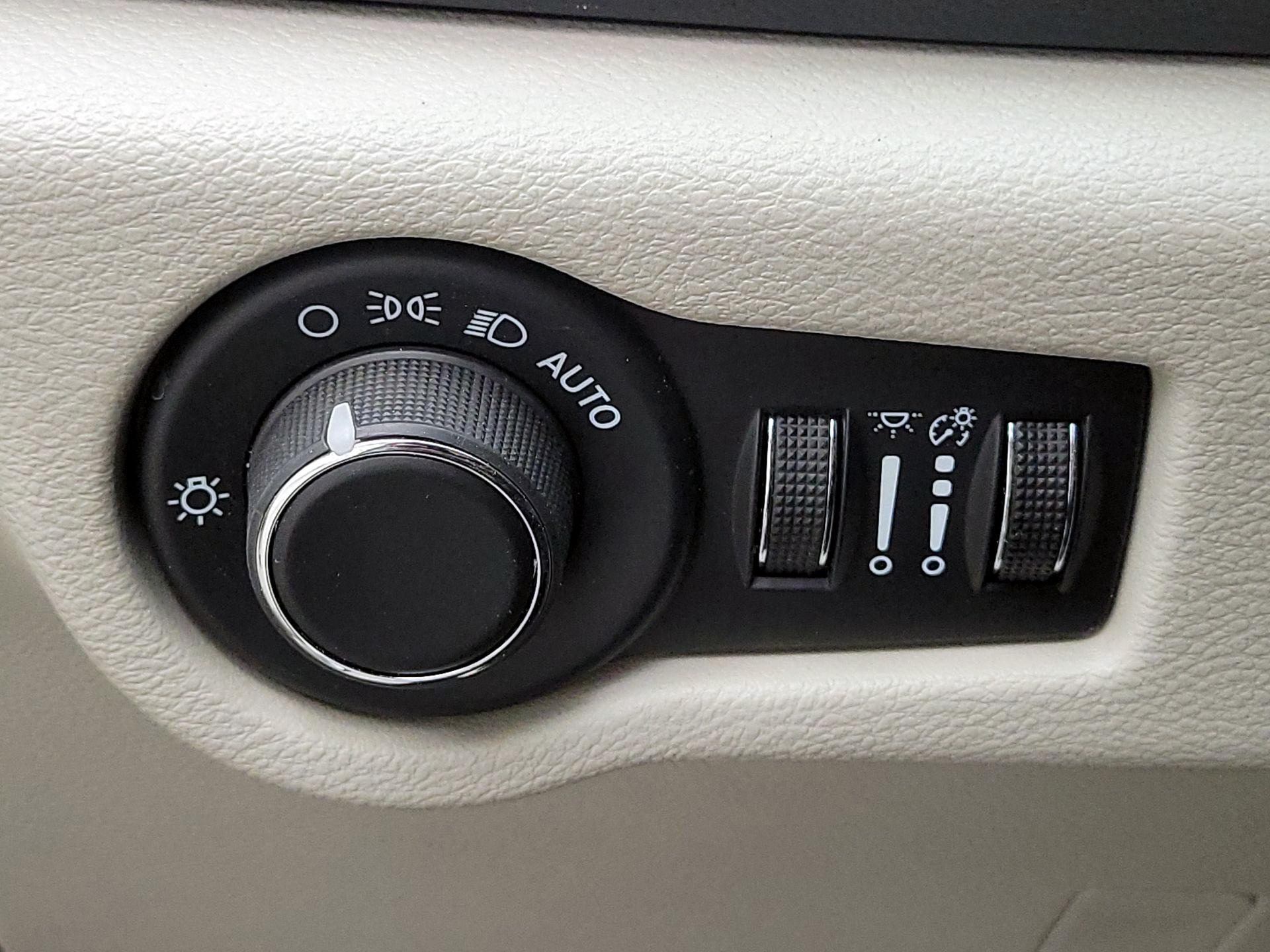 Thumbnail: 2023 Chrysler Voyager - 13