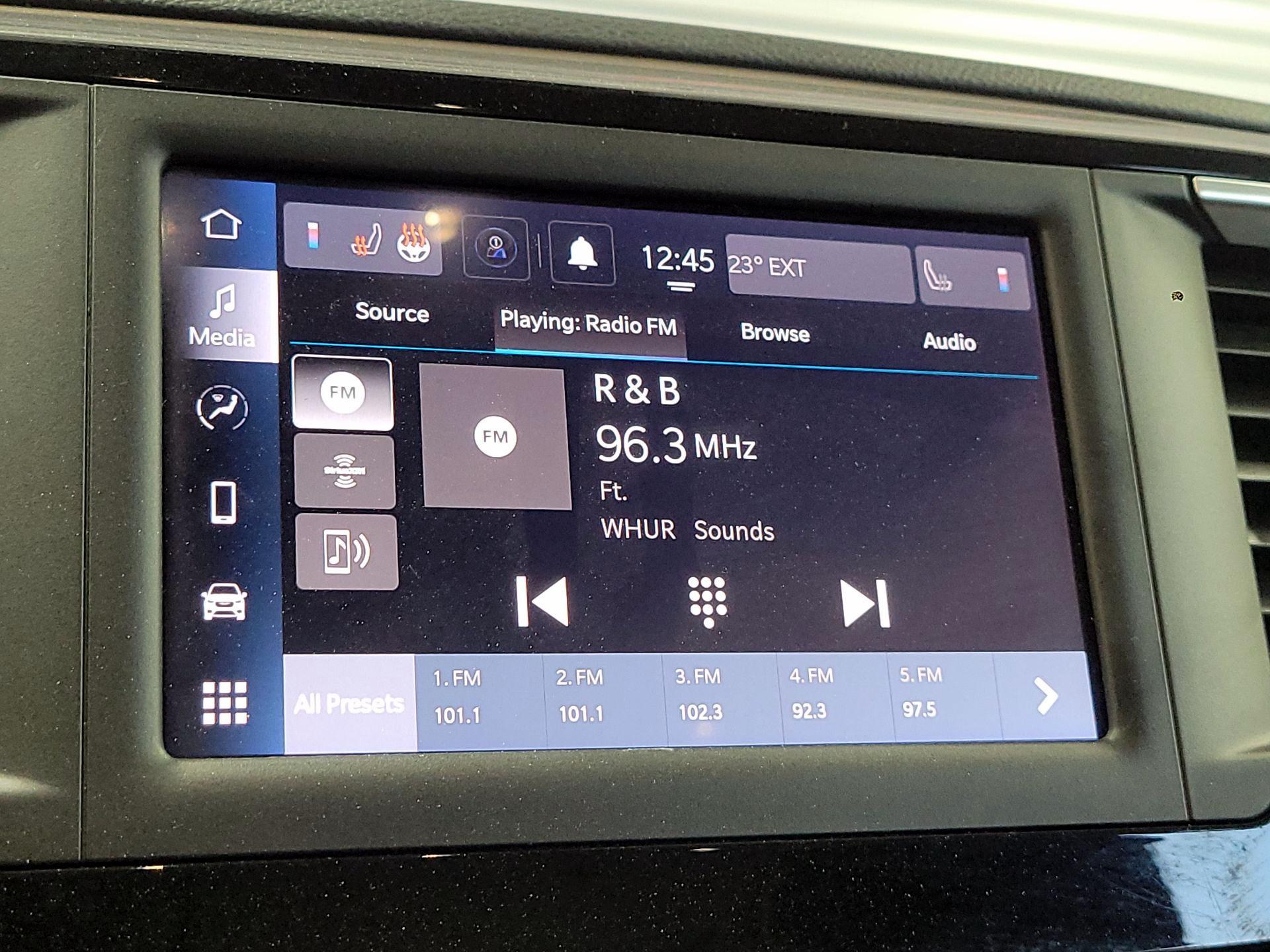 Thumbnail: 2023 Chrysler Voyager - 15