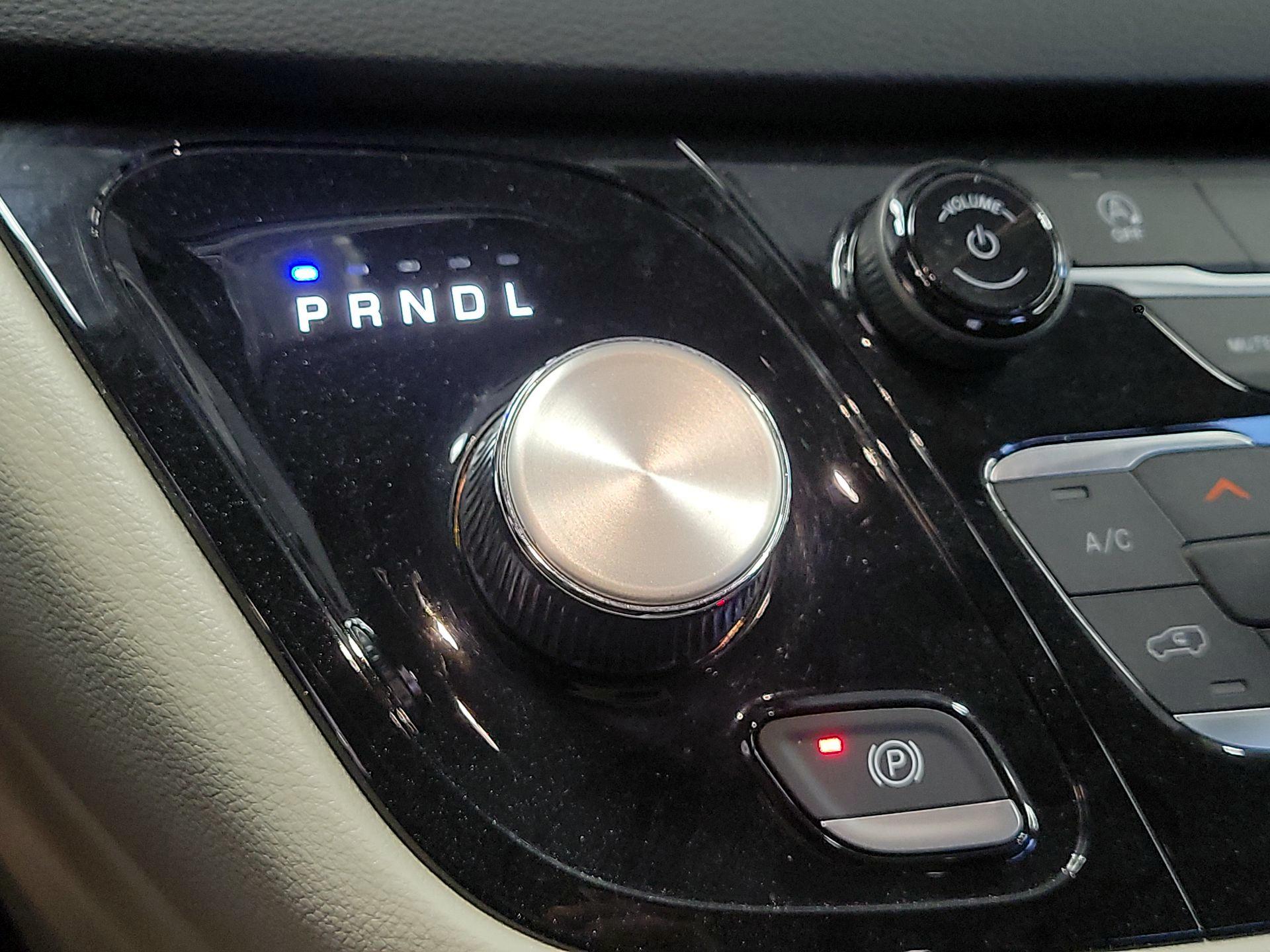 Thumbnail: 2023 Chrysler Voyager - 17